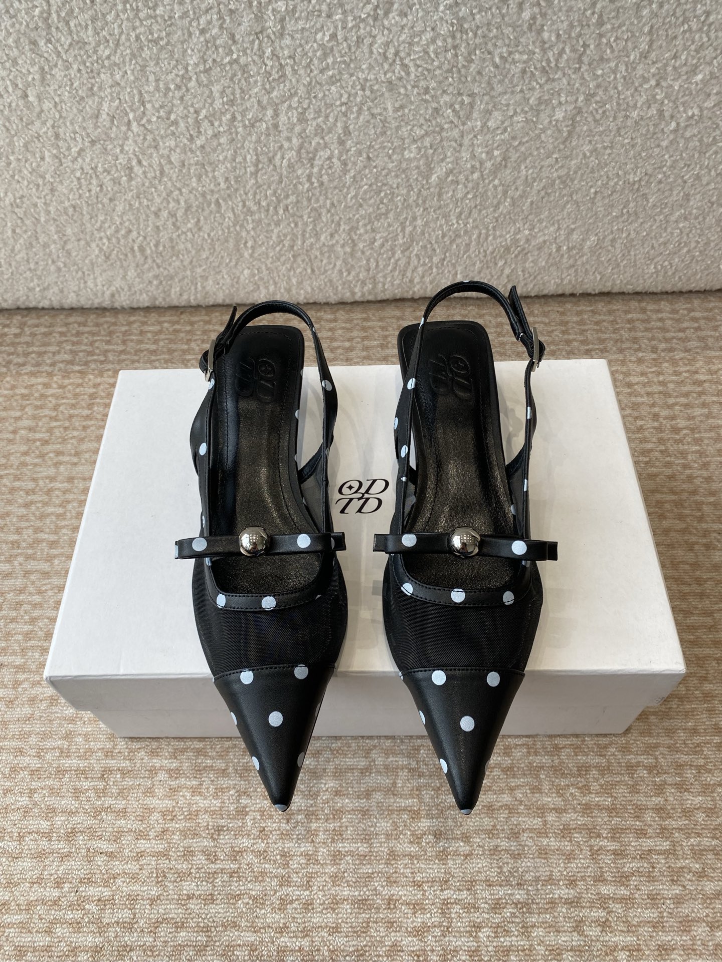 NO:403456,ODTD25ss Spring and Summer Swiss Niche Retro Cat Heel Pointed Sandals!  This retro and casual style is really popular. The shoe style is a very popular and retro pointed toe design that is popular this year. Compared with round toe square toe, it can better modify the legs and make the legs look slender. It is comfortable and does not need to be run-in. The shoe body design has a unique shape, and the overall look is retro and refreshing. There is no problem with daily commuting trips. Square toe and wide-leg skirts and trousers are cooler than round toe. The upper is spliced ​​with cowhide and mesh, and the inner foot padded sheepskin, and imported Italian leather sole!  Size#35-41 (40 41 custom made without return), high heels sandals, sandals, high heels, skirts, cowhide, sheepskin, Leather soles19860909ODTD25ss 春夏 瑞士小众复古猫跟尖头凉鞋！这种复古休闲的风格真的格外受欢迎 鞋型是今年流行的很火很复古的尖头头设计,相比圆头方头更能修饰腿型显腿细长,里外全真皮上脚很舒适完全不用磨合的款. 鞋身设计形状独特,整体看起来复古又很清爽,日常通勤旅行都没问题,方头德训搭配阔腿裙装裤装都比圆头更酷. 鞋面采用牛皮和网面拼接 内里垫脚羊皮,意大利进口真皮大底！ Size#35-41（40 41定做不退换）,高跟鞋凉鞋,sandals,high heels,skirts,cowhide,sheepskin,Leather soles,Women's Shoes