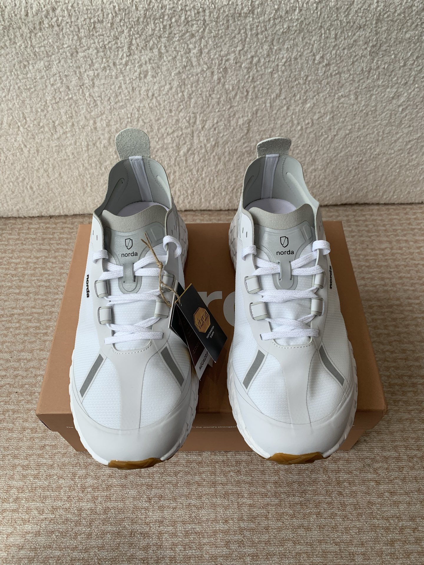 NO:403447,Norda outdoor sneakers are designed for brave men who challenge wilderness and mountains. They use cutting-edge technology and high-performance materials, and lightweight shoe body is matched with strong grip, without fear of steep rock walls, muddy trails or slippery streams. Every step is as stable as a rock. Vibram super powerful sole Bionic tooth pattern design, climbing and wading like walking on flat ground. Dynamic cushioning midsole absorbs impact, and long-distance hiking is still comfortable and tiring. Breathable and waterproof technology GORE-TEX lining, keeps dry while raining and stuffy. Lightweight wear-resistant upper Anti-tearing material, facing gravel thorns, still as durable as new. Black 36-45 White 36-45 Gray Black and White 39-45, casual shoes/sports shoes, sneakers19860909Norda 户外运动鞋,专为挑战荒野与山野的勇者设计.采用尖端科技与高性能材质,轻量化鞋身搭配强悍抓地力,无惧陡峭岩壁、泥泞小径或湿滑溪流,每一步都稳如磐石.  Vibram 超强大底 仿生齿纹设计,攀岩涉水如履平地.  动态缓震中底 吸收冲击力,长距离徒步依旧舒适不累脚. 透气防水科技 GORE-TEX 内衬,暴雨闷热皆保持干爽.  轻量耐磨鞋面 抗撕裂材质,直面碎石荆棘,依旧耐久如新.  黑色36-45 白色36-45 灰 黑白 39-45,休闲鞋/运动鞋,sneakers,Women's Shoes