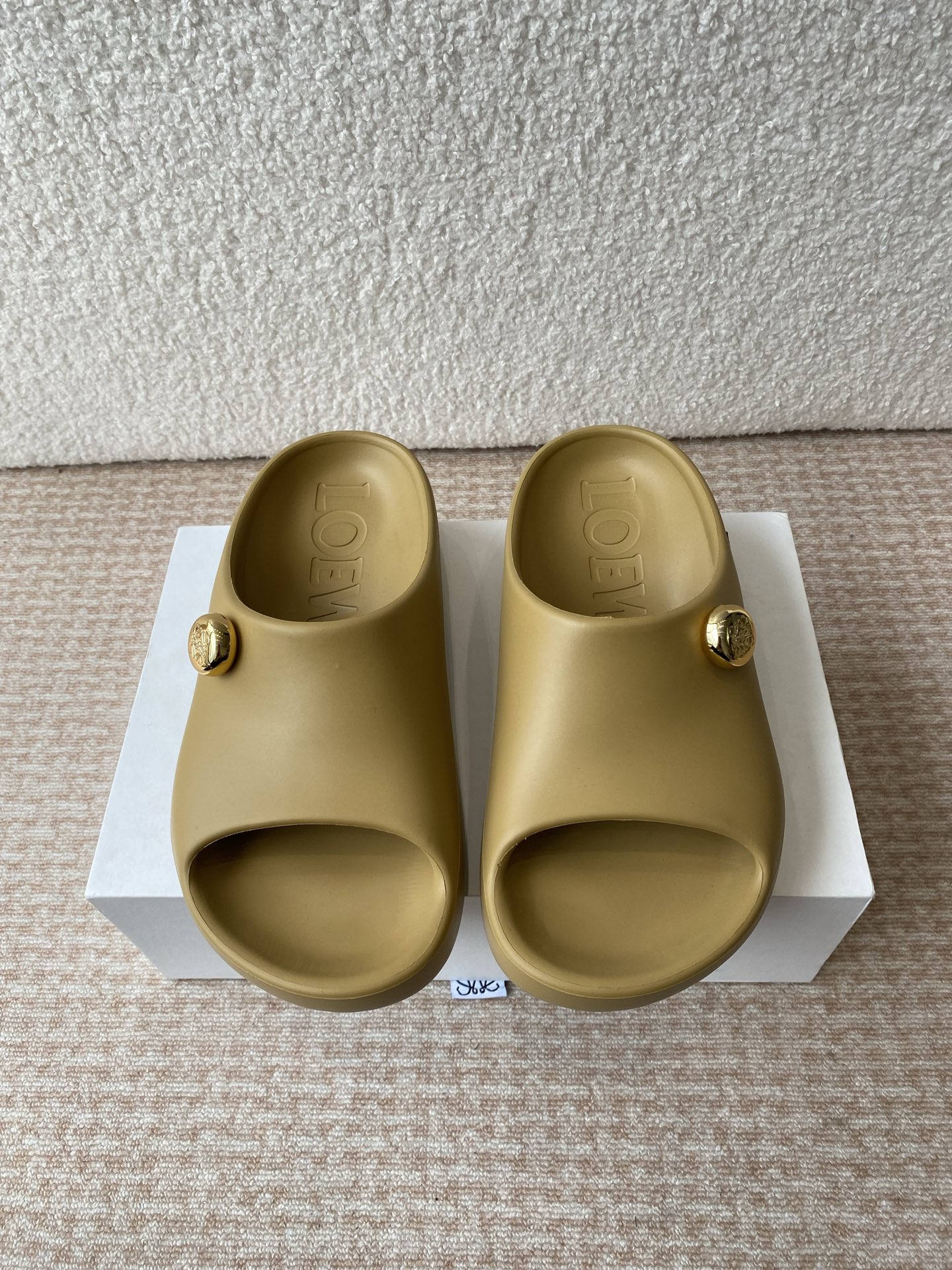 NO:403443,Luo Yiwei LOEWE 24s spring and summer new Ease bubble clip beach shoes sandals Original purchase and development Sheepskin material Extremely comfortable, very recognizable, beautiful and practical, comfortable but not monotonous slippers Upper: rubber integral molding Original metal buckle outsole: wear-resistant pu outsole bottom thickness 5cm Size35-41 (40 41 custom made without return), slippers, loewe, loewe, slippers, sheepskin19860909罗意威 LOEWE 24s春夏新款 Ease 泡泡夹脚 沙滩鞋 凉拖鞋 原版购入开发做货 羊皮材质 舒适度极高,非常具有辨识度,美貌与实用并存舒适而不单调的拖鞋 鞋面:橡胶一体成型 原版金属扣饰 大底:耐磨pu大底 底厚5cm Size35-41（40 41 订做不退换）,拖鞋,loewe,loewe,slippers,sheepskin,Women's Shoes