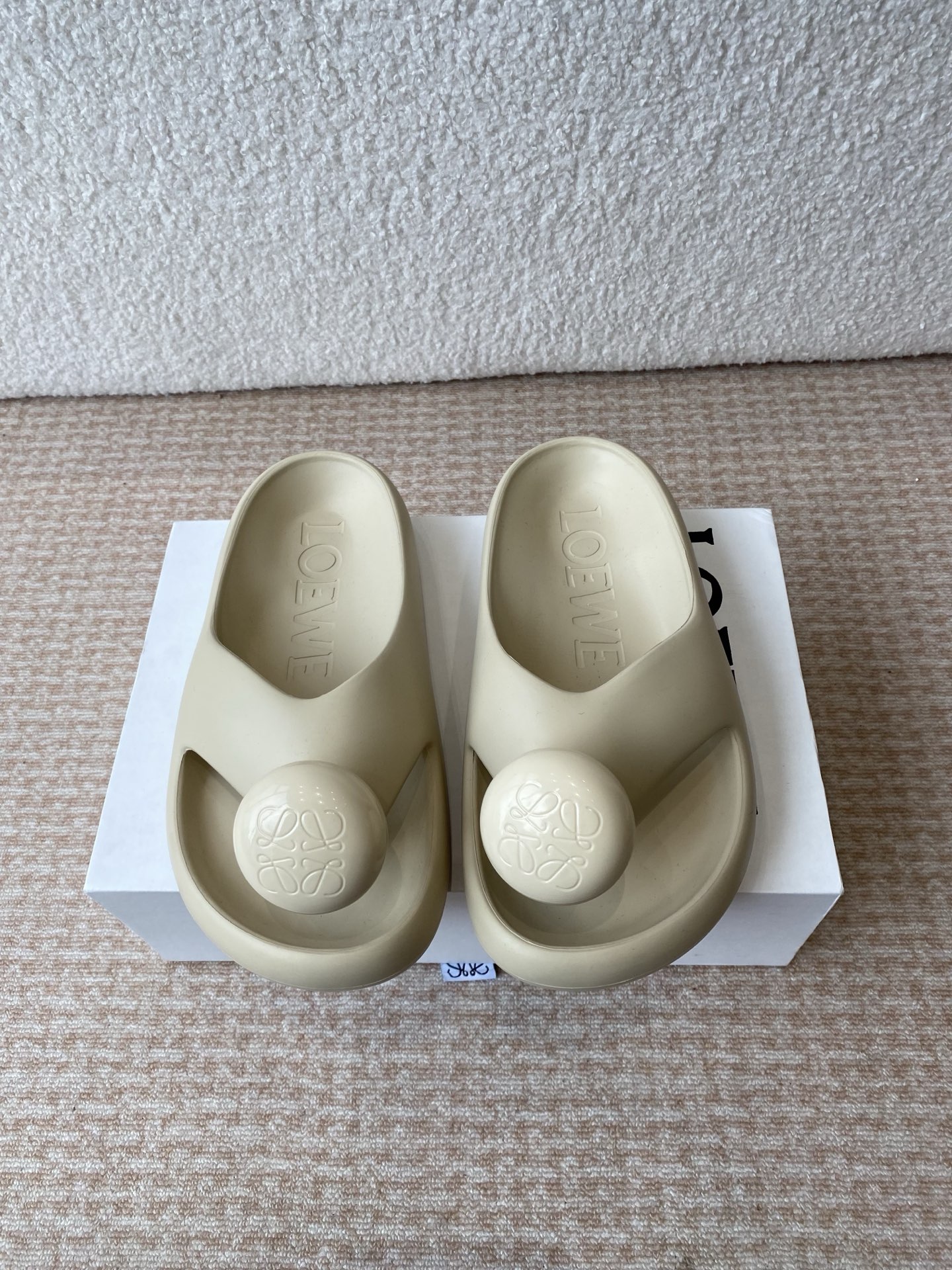 NO:403480,Luo Yiwei LOEWE Spring and Summer New Ease Bubble Clip Beach Shoes Sandals Original Purchase and Development Production Sheepskin Material Extremely comfortable, very recognizable, beautiful and practical, comfortable and not monotonous slippers Upper: Rubber Integrated Mold Original Metal Buck Outsole: Wear-resistant pu outsole Size#35-40 (customized for 40), split-toe shoes, loewe, loewe, slippers, sheepskin19860909罗意威 LOEWE 春夏新款 Ease 泡泡夹脚 沙滩鞋 凉拖鞋 原版购入开发做货 羊皮材质 舒适度极高,非常具有辨识度,美貌与实用并存舒适而不单调的拖鞋 鞋面:橡胶一体成型 原版金属扣饰 大底:耐磨pu大底 Size#35-40（40定做）,分趾鞋,loewe,loewe,slippers,sheepskin,Women's Shoes