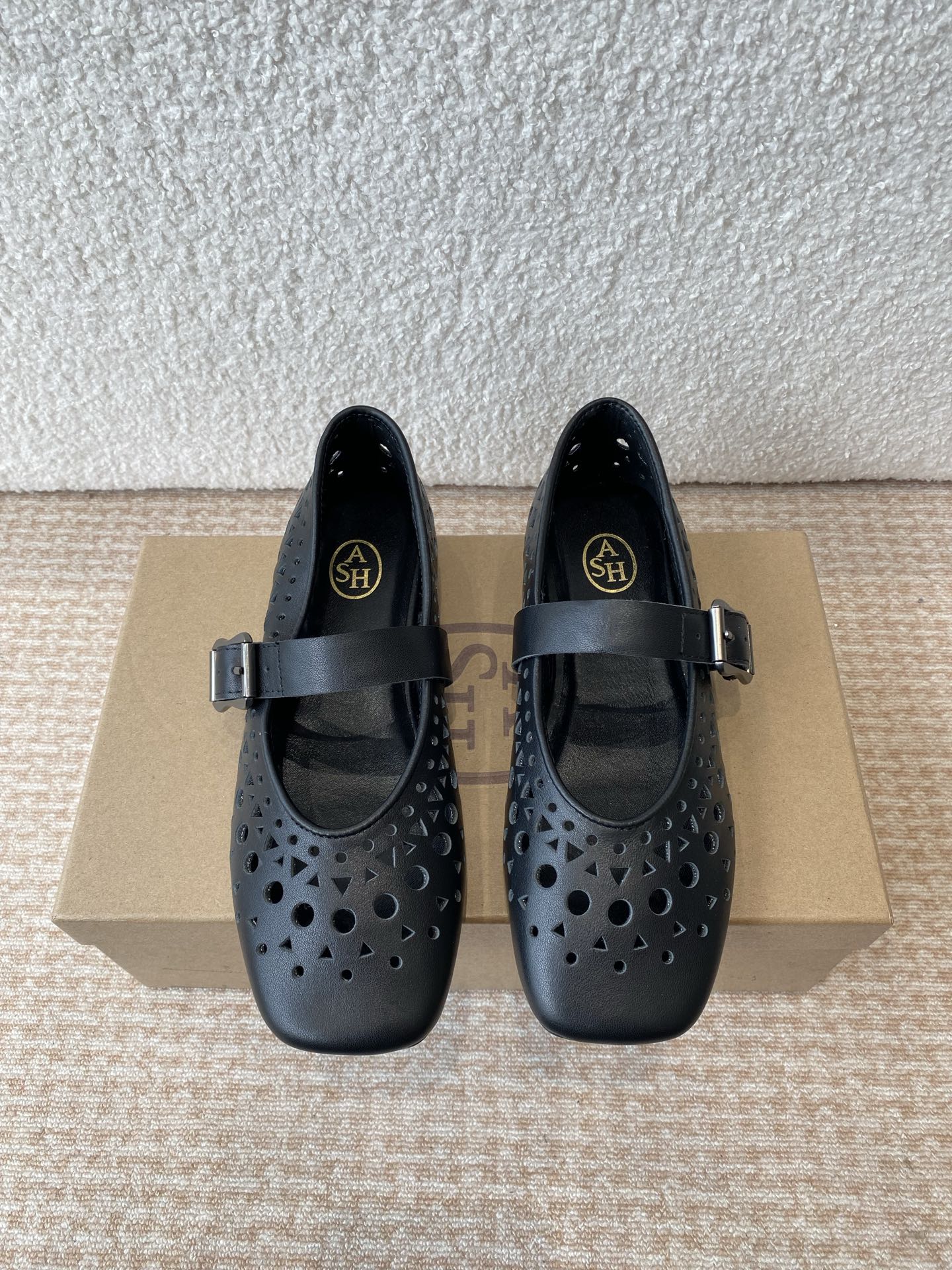 NO:403475,ASH new model 2025 new model!  Full of summer oxygen!  The round toe design of the punched ballet sandals is not squeezed, the hollow pattern is breathable and fairy-like~ Paired with a floral dress + straw woven bag, lightly strolling by the sea or garden for afternoon tea, the girl's heart is instantly healed!  Urban minimalist style, a new definition of breathing aesthetics!  Mary Jane flat sandals piercing design refreshing and not stuffy, ballet silhouette softens the edges and corners of the workplace, linen wide-leg pants + sleeveless vest, lazy and high-end feel, commuting and shopping, both sheepskin upper, inner sheepskin, outsole rubber abrasives, outsole Size35-40 (40 custom made, no return or exchange), sandals, sandals, mary jane, espadrilles, skirts, sheepskin19860909ASH 新款2025新款！满满的夏日氧气感！冲孔芭蕾凉鞋圆头设计不挤脚,镂空花纹透气又仙气～搭配碎花连衣裙+草编包,轻盈漫步海边or花园下午茶,少女心瞬间被治愈！ 都市极简风,呼吸感美学新定义！玛丽珍平底凉鞋冲孔设计清爽不闷脚,芭蕾廓形柔化职场棱角,配亚麻阔腿裤+无袖背心,慵懒高级感信手拈来,通勤逛街两不误 鞋面羊皮 内里羊皮 大底橡胶磨具大底 Size35-40（40订做不退换）,凉鞋,sandals,mary jane,espadrilles,skirts,sheepskin,Women's Shoes