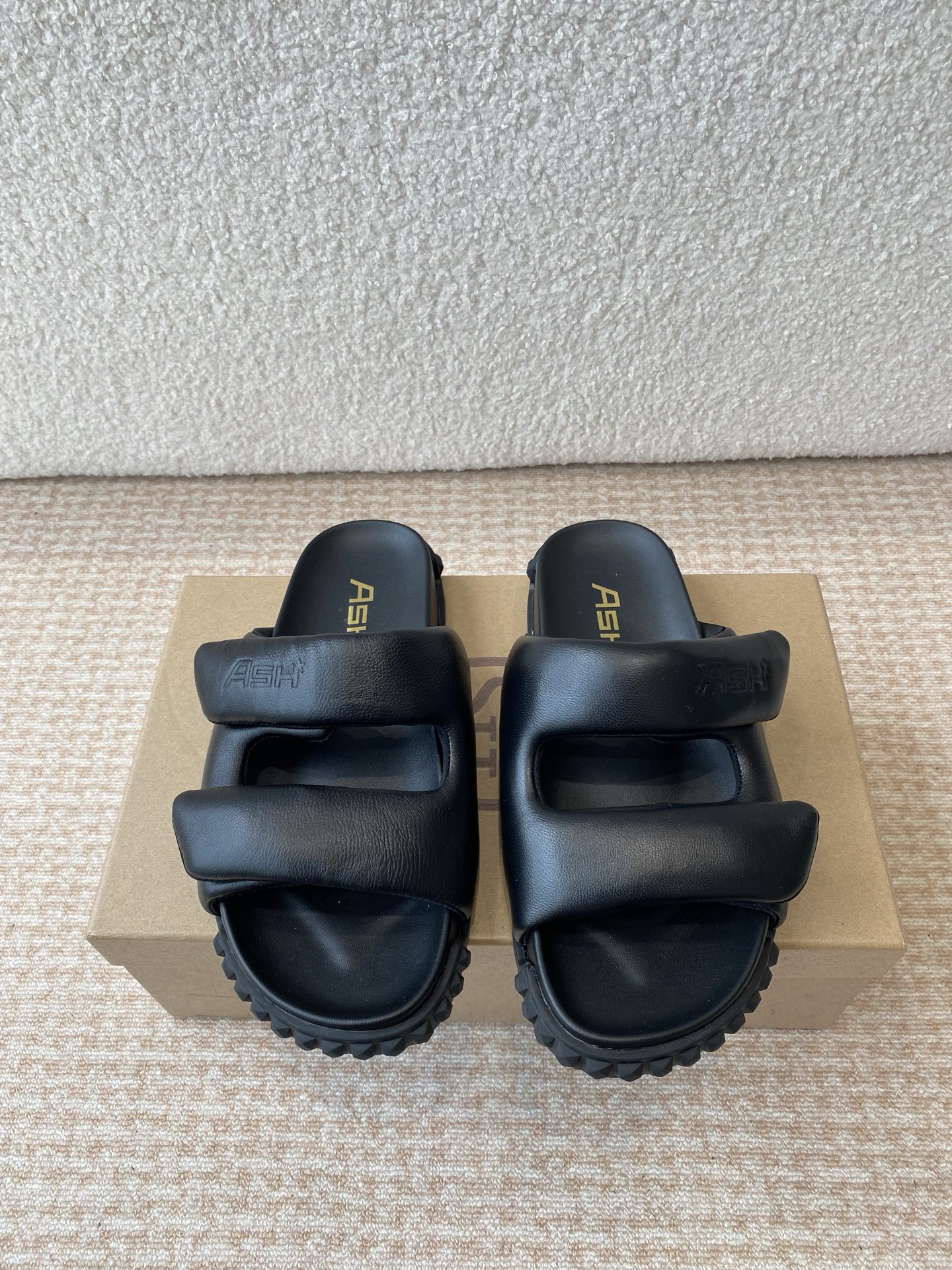 NO:403470,ASH 25ss new spring and summer style series casual flat slipper style, counter synchronized new style, textured leather glossy sheepskin creates a modern outline, soft texture on the feet, lightness and freedom to walk in the clouds!  The leather foot bed is soft and skin-friendly and has an artificial curved curve, making it more comfortable to wear with the foot shape!  The adjustable belt buckle can be freely adjusted to tightness, making it easy to put on and take off!  The rubber sole is easy to stop slipping, durable and lightweight!  Size35-40 (40 custom made without return), slippers, slippers, sheepskin19860909ASH 25ss 春夏季新款 系列休闲 平底 拖鞋款 专柜同步新款 质感皮面光泽羊皮打造摩登轮廓,上脚绵软质感加分,行走云端的轻盈自在！ 皮质脚床柔软亲肤搭配符合人工学的弯曲弧度,更贴合脚型穿着舒适！ 可调节皮带扣可以自由调节松紧,方便穿脱！ 橡胶大底轻松止滑,耐穿又轻便！ Size35-40（40订做不退换）,拖鞋,slippers,sheepskin,Women's Shoes