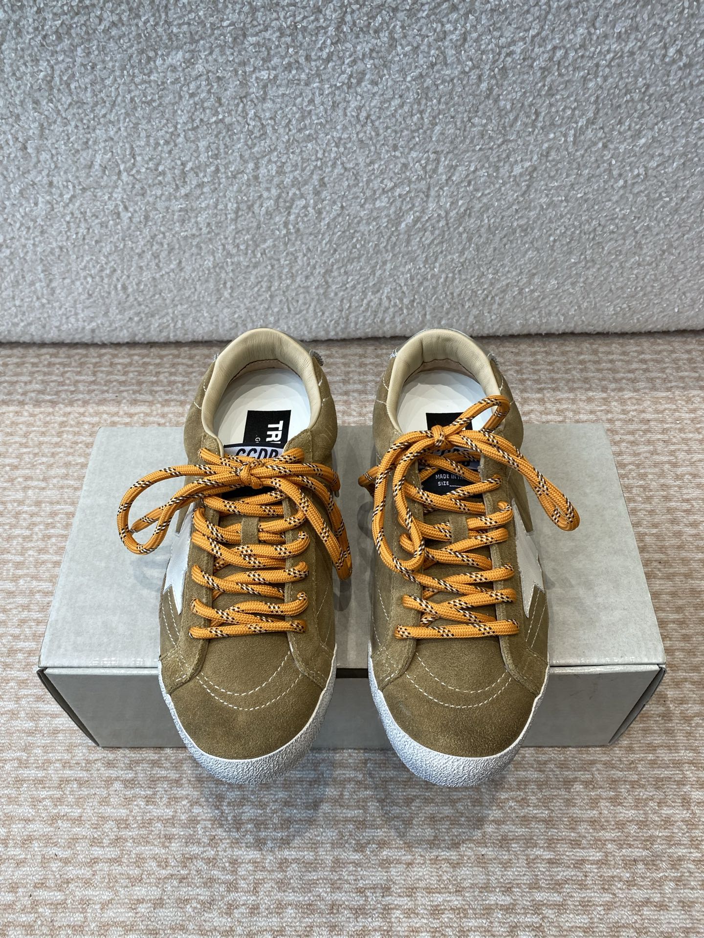 NO:403465,Dongguan (order note version) GGDB~~Golden Goose 25ss Couple model German training shoes The best version on the entire network is not convinced, # ggdb classic couple model small dirty shoes~~ To the extent that it is popular, the white shoes are matched, and all kinds of small dirty shoes are worn!  Celebrity private server demonstration × It’s so versatile!  No need to worry about washing shoes anymore!  Original custom cowhide (the essence of old making) inner towel + cowhide foot pad, original mold opening 3.5cm high-rise latex insole... irregular hand-polished upper, even the soles are polished and worn~~ Size# Women's 35-40 (40 custom made without return or exchange), casual shoes/sports shoes, sneakers, cowhide19860909莞产（下单备注版本） GGDB~~Golden Goose 25ss 情侣款 德训鞋 全网最好版本不服来比 # ggdb经典情侣款小脏鞋~~火红程度上怼小白鞋,下踩各类小脏鞋！ 明星私服上脚示范 ×就是这么百搭 ！再也不用担心洗鞋的问题啦！ 鞋面原版定制牛皮（做旧精髓所在）内里毛巾+牛皮垫脚,原版开模3.5cm内增高乳胶鞋垫…… 不规则手工打磨做破鞋面,就连鞋底也是打磨做旧的~~ Size#女35-40（40订做不退换）,休闲鞋/运动鞋,sneakers,cowhide,Women's Shoes