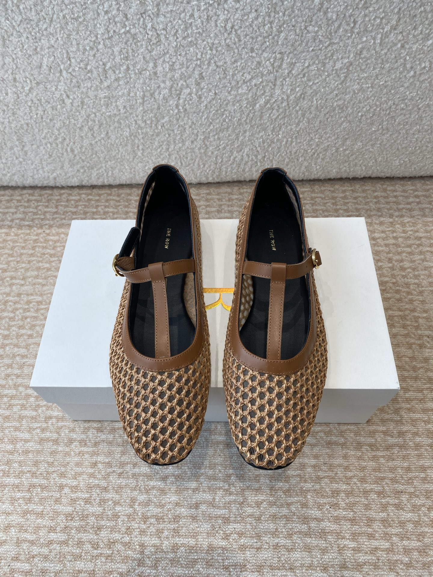 NO:403460,THE ROW 25ss in Dongguan, mesh breathable, ballet shoes, single shoes, full of girlish style, modern and retro flavor, very simple and atmospheric, whether it is a skirt, dress or jeans, it can be the finishing touch!  Imported mesh on the upper, imported mixed-bred sheepskin inside, original open molded rubber sole Size#35-40 (40 custom made, non-returned), ballet shoes, skirts, jeans, sheepskin19860909莞产THE ROW 25ss 网面透气 芭蕾舞鞋 单鞋 满满的少女风 既摩登又复古的味道 非常的简约大气 不管是半身裙 连衣裙还是牛仔裤 它都能成为点睛之笔！ 鞋面进口网面 内里进口混种羊皮 原版开模橡胶大底 Size#35-40（40 定做不退换）,芭蕾舞鞋,skirts,jeans,sheepskin,Women's Shoes