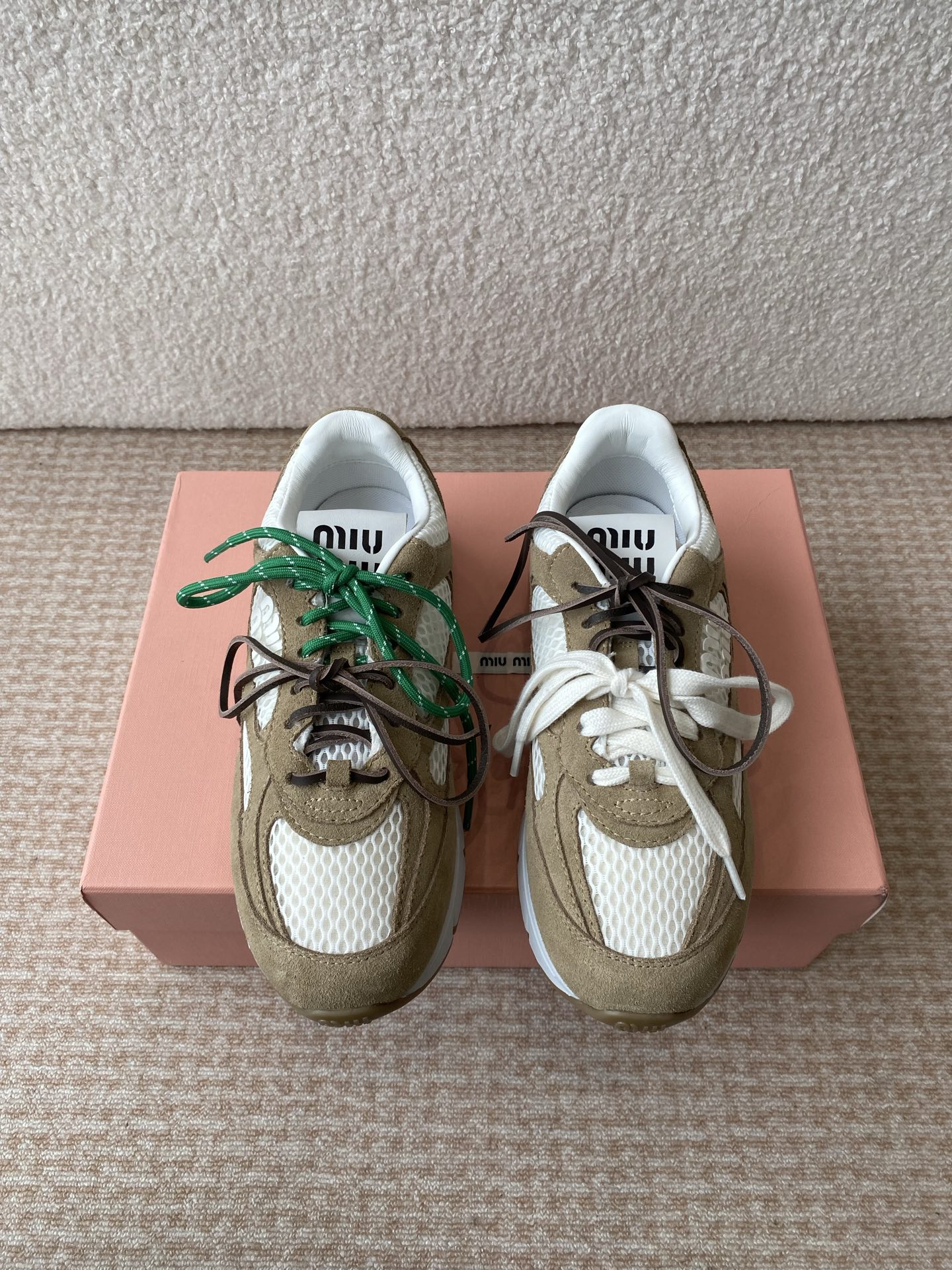 NO:403455,Miumiu 25ss Spring and summer new style, thick sole, sports and casual shoes, simple style, ultra-light original molded sole, perfect foot feel, easy to wear, height increase by 5cm Size: #35-40 (40 custom made without return), casual shoes/sports shoes, miumiu, sneakers19860909miumiu 25ss 春夏新款 厚底 运动休闲鞋 简约造型,超轻原版开模鞋底,脚感妥妥满分 好穿好搭,增高5cm Size: #35-40 (40 定做不退换）,休闲鞋/运动鞋,miumiu,sneakers,Women's Shoes