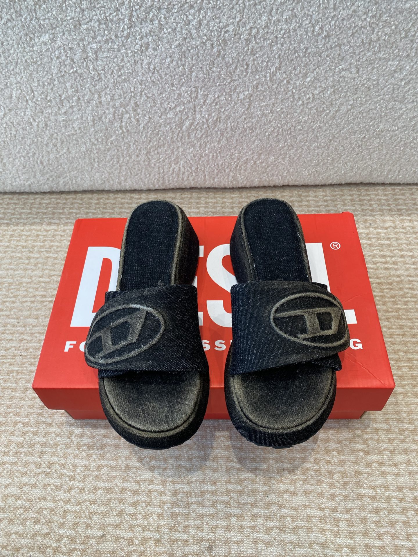 NO:403453,DIESEL 25ss The latest style of washing denim thick sole in spring and summer. Slippers. Many internet celebrity fashion bloggers plant grass. Summer must-haves. This season subverts the traditional design and creates a rebellious and interesting show. The classic shoe shape outlines the sexy charm. The texture LOGO is decorated with a casual punk style. The entire series is full of playfulness and love at first glance. It is cool and spicy. The must-have for hot girls. The sole height is 6CM upper imported washing denim. Original open-molded sole. Size35-40 (40 custom made without return or exchange), slippers, slippers19860909DIESEL 25ss 春夏最新款水洗牛仔布厚底 拖鞋 超多网红时尚博主种草 夏季必备款 这季颠覆了传统的设计,打造了一场叛逆又充满趣味的大秀,经典鞋型勾勒性感魅力 质感LOGO装点率意俏皮 整个系列随性朋克风又充满玩味直接一眼爱 上脚又酷又辣 辣妹必备 鞋底高度6CM鞋面进口水洗牛仔布 原版开模大底 Size35-40（40订做不退换）,拖鞋,slippers,Women's Shoes