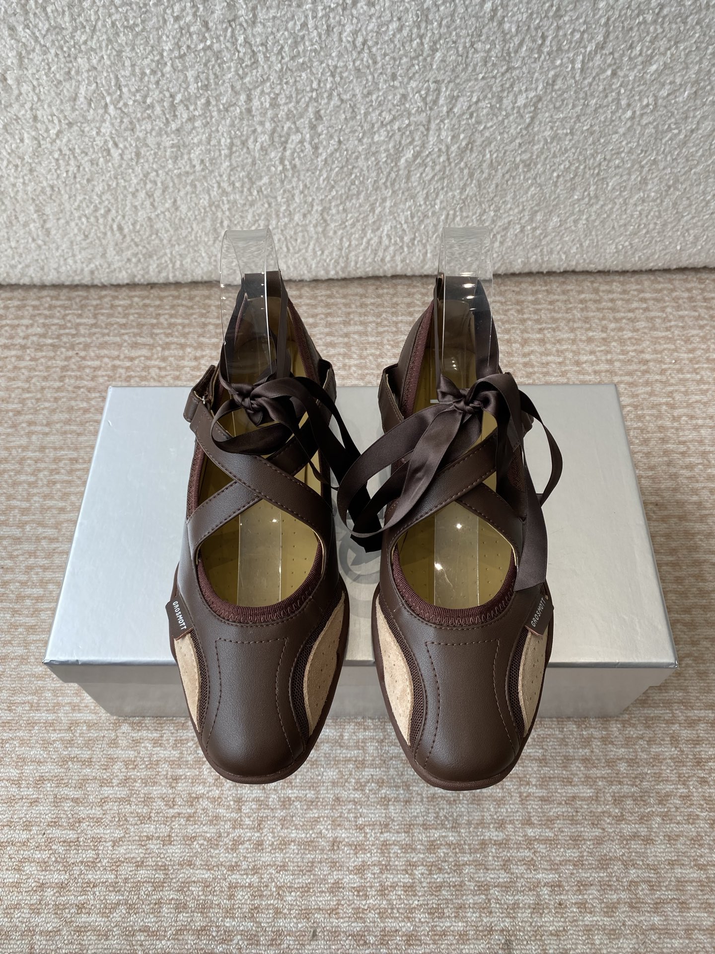 NO:403450,The new spring and summer 27QUAI 25ss catwalk model, boxing shoes, ballet, casual shoes, design concept originates from the combination of boxing shoes and ballet shoes, dynamic and soft, reflecting the pure sports elements and the charm of mixed spirits, from soft pastels to sports + plus retro 80s tones, it is completely suitable for every girl, and it is awesome!  !  Fashionable sports experts must enter, the foot feels light and both fashion and comfort~ Imported cowhide upper/imported cow leather inner sheepskin, open mold rubber sole Size#35-40 (40 customized, non-return and exchange), ballet shoes, cowhide, sheepskin19860909春夏新款27QUAI 25ss 走秀款德训 拳击鞋 芭蕾舞 休闲鞋 设计理念源于拳击鞋和芭蕾舞鞋两者的结合,动感而柔美～体现了纯正的运动元素和混合的魅力 从柔和的粉彩到运动＋加上复古的 80年代色调,完全适合每一个女生,绝绝子品！！时髦运动达人必入,脚感轻盈 兼具时尚与舒适~ 鞋面进口牛皮/进口牛反绒 内里羊皮 大底开模橡胶大底 Size#35-40（40订做不退换）,芭蕾舞鞋,cowhide,sheepskin,Women's Shoes