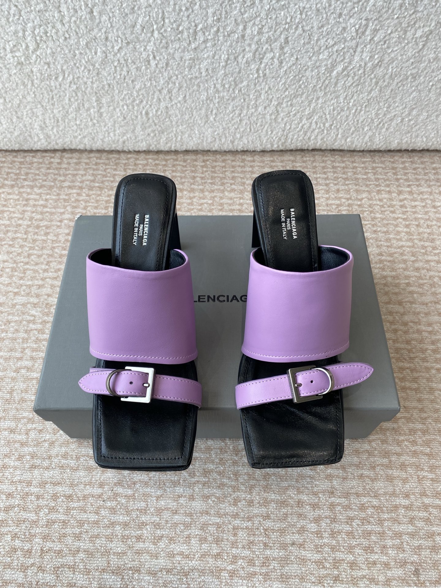 NO:403446,Balenciaga Balenciaga 25ss New summer style High-heeled square-toe slippers The perfect fashion Balenciaga square-toe fashion shoes, Balenciaga shoes are absolutely open, and every pair wants to enter, because every pair really has a sense of fashion The essence of the whole pair is its toe, and it does not have a bloated feeling, very high-end and slim, and there are no clothes that they cannot match. Countless modifications of the last can create a perfect version. Customized mixed-bred sheepskin upper, inner footbed sheepskin sole Italian leather outsole Heel height 8cm Size35-39 (40.41 custom made without return and exchange), high heels slippers, balenciaga, balenciaga, high heels, slippers, sheepskin, Leather soles19860909Balenciaga巴黎世家 25ss 夏季新款 高跟方头拖鞋 将时髦发挥到极致的 巴黎世家方头时装鞋,巴黎世家的鞋子绝对开了挂,每一双都想去入,因为真的每一对都自带时髦感 整双鞋的精髓就是它的鞋头了, 并且不带臃肿感,非常高级并且显瘦,而且没有她们不能搭配的衣服,无数次套楦修改才能打造出完美版型 鞋面定制混种羊皮 内里垫脚羊皮 鞋底意大利真皮大底 跟高8cm Size35-39（40.41定做不退换）,高跟鞋拖鞋,balenciaga,balenciaga,high heels,slippers,sheepskin,Leather soles,Women's Shoes