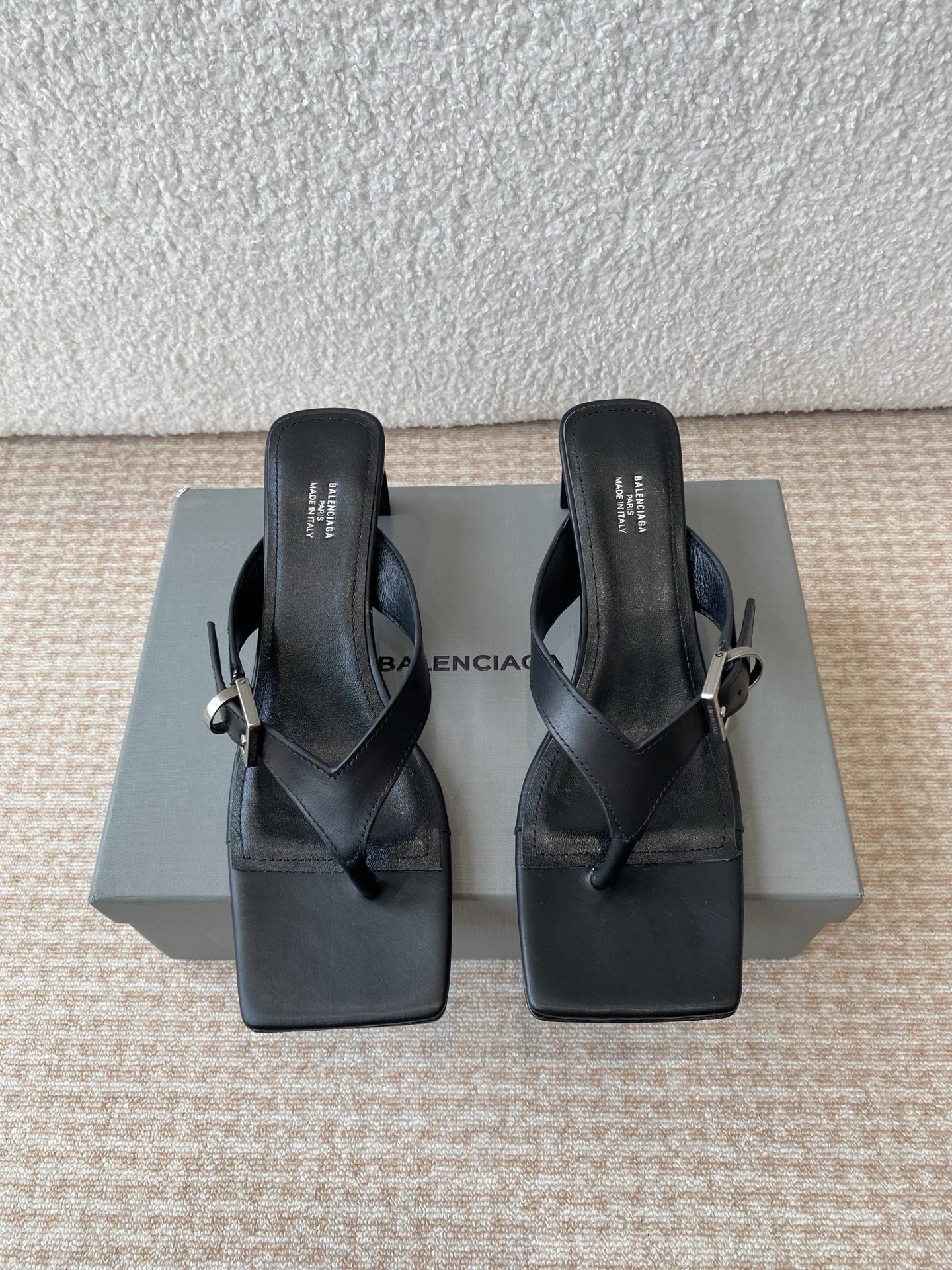 NO:403442,Balenciaga Balenciaga 25ss New summer style High-heeled square-toe flip-flops to bring fashion to the extreme Balenciaga square-toe fashion shoes, Balenciaga shoes are absolutely open, and every pair wants to enter, because every pair really has a sense of fashion. The essence of the whole pair is its toe, and it does not have a bloated feeling, very high-end and slim, and there are no clothes that they cannot match. Countless modifications of the last to create a perfect version. Customized mixed-bred sheepskin upper, inner footbed sheepskin sole Italian leather outsole Heel height 5cm Size35-39 (40.41 custom made without return and exchange), split-toe shoes, high heels, slippers, sheepskin, Leather soles19860909Balenciaga巴黎世家 25ss 夏季新款 高跟方头夹脚人字拖鞋 将时髦发挥到极致的 巴黎世家方头时装鞋,巴黎世家的鞋子绝对开了挂,每一双都想去入,因为真的每一对都自带时髦感 整双鞋的精髓就是它的鞋头了, 并且不带臃肿感,非常高级并且显瘦,而且没有她们不能搭配的衣服,无数次套楦修改才能打造出完美版型 鞋面定制混种羊皮 内里垫脚羊皮 鞋底意大利真皮大底 跟高5cm Size35-39（40.41定做不退换）,分趾鞋高跟鞋,balenciaga,balenciaga,high heels,slippers,sheepskin,Leather soles,Women's Shoes