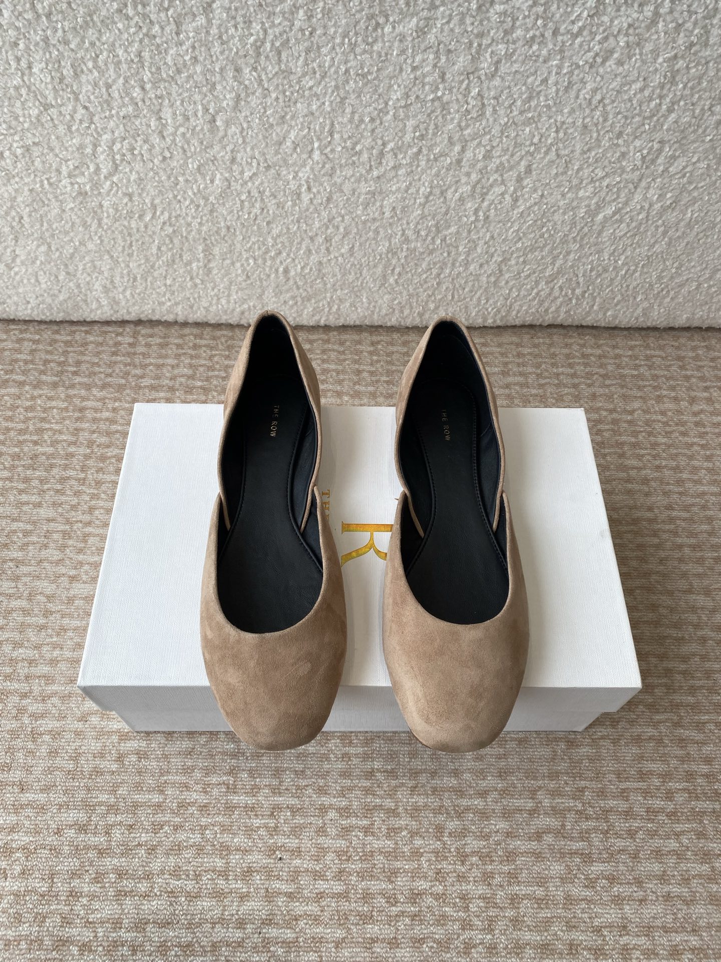 NO:403439,the row 25ss Spring and summer new style Mary Jane Ballet Single Shoes It is said that this is the most beautiful ballet of the year Grandma shoes, French elegant temperament online, high-end and fashionable, salty or sweet, literary and elegant!  Wearable items in all seasons, buckle design, easy to wear and look good, Fengmo's global classic works, soft and delicate sheepskin fabric makes this ballet immediately unique and very textured. Fabric imported suede/imported horsehair, soft sheepskin inner footbed, outsole: original Italian leather outsole Size: #35-40 (40 custom made without return), ballet shoes, mary jane, sheepskin, chamois leather, Leather soles19860909the row 25ss 春夏季 新款 玛丽珍 芭蕾舞 单鞋 据说这是本年度最美丽的芭蕾舞 奶奶鞋,法式优雅气质在线、高级又时髦,可盐可甜,文艺又气质！ 四季可穿的单品,挂扣设计,好穿又好看,风魔全球经典著作,柔软细腻羊皮面料让这款芭蕾舞 立马变得与众不同,非常的有质感. 面料进口麂皮/进口马毛 内里垫脚柔软羊皮 大底: 原版意大利真皮大底 Size :#35-40(40定做不退换）,芭蕾舞鞋,mary jane,sheepskin,chamois leather,Leather soles,Women's Shoes