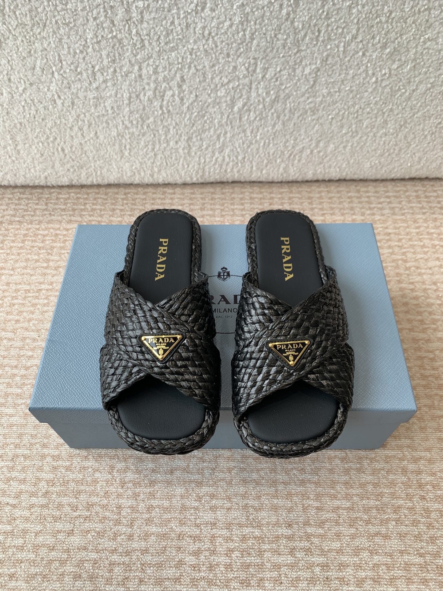 NO:403420,Spring and summer new 25ssPrada Prada beautiful Rafi straw sandals triangle retro straw slippers sandals, exquisite weaving defines these stylish design Rafia slideshows, this slipper is full of summer!  Very versatile, must-have for summer!  Upper Rafia, inner foot pad sheepskin, original rubber non-slip sole, size 35-41 (40.41. Custom made without return), slippers, prada, prada, sandals, slippers, espadrilles, sheepskin19860909春夏新款25ssPrada普拉达绝美拉菲草鞋三角标复古草编拖鞋凉鞋,精致的编织定义了这些具有时尚设计的拉菲亚幻灯片,这款拖鞋充满夏日气息！非常百搭,夏天必入款！ 鞋面拉菲草 内里垫脚羊皮 鞋底底原版橡胶防滑大底 码数35-41（40.41.定做不退换）,拖鞋,prada,prada,sandals,slippers,espadrilles,sheepskin,Women's Shoes