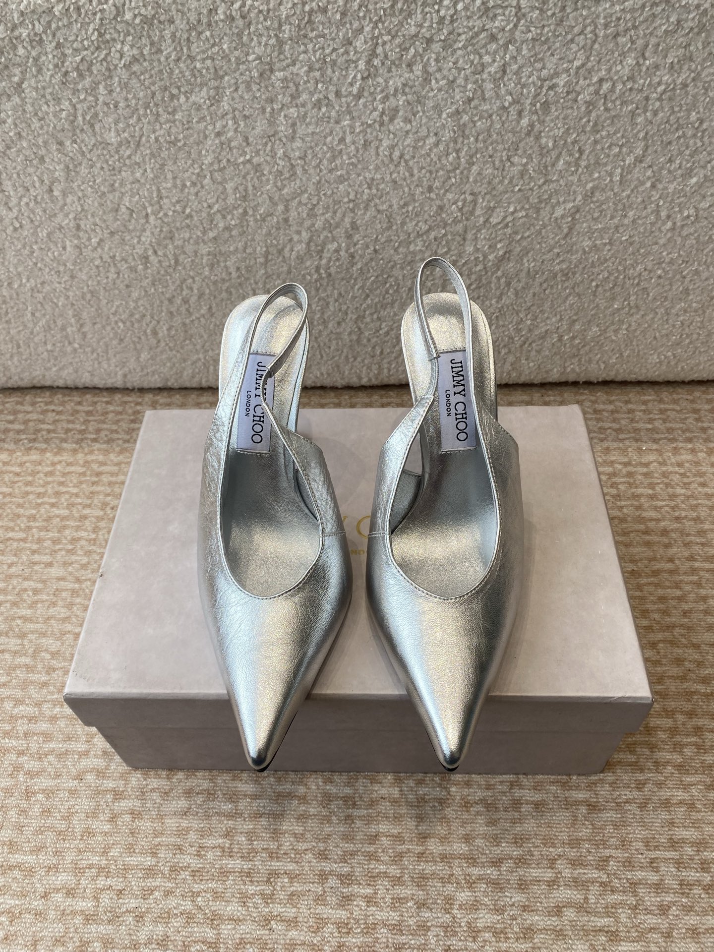 Jimmy Choo’s Elegant Spring Heels: Fashionable Encounter with Foreign Publishers - 图片 2