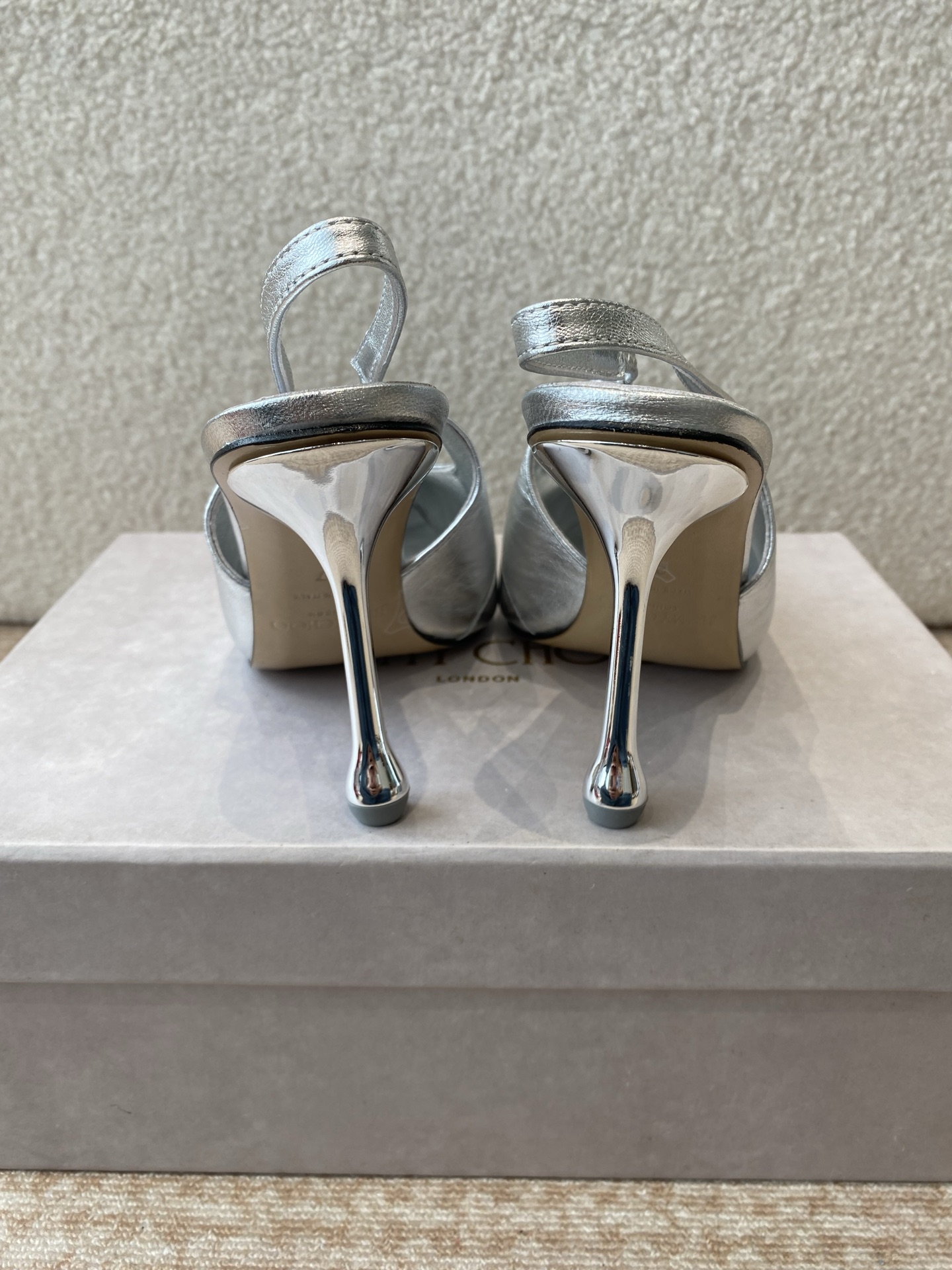 Jimmy Choo’s Elegant Spring Heels: Fashionable Encounter with Foreign Publishers - 图片 8