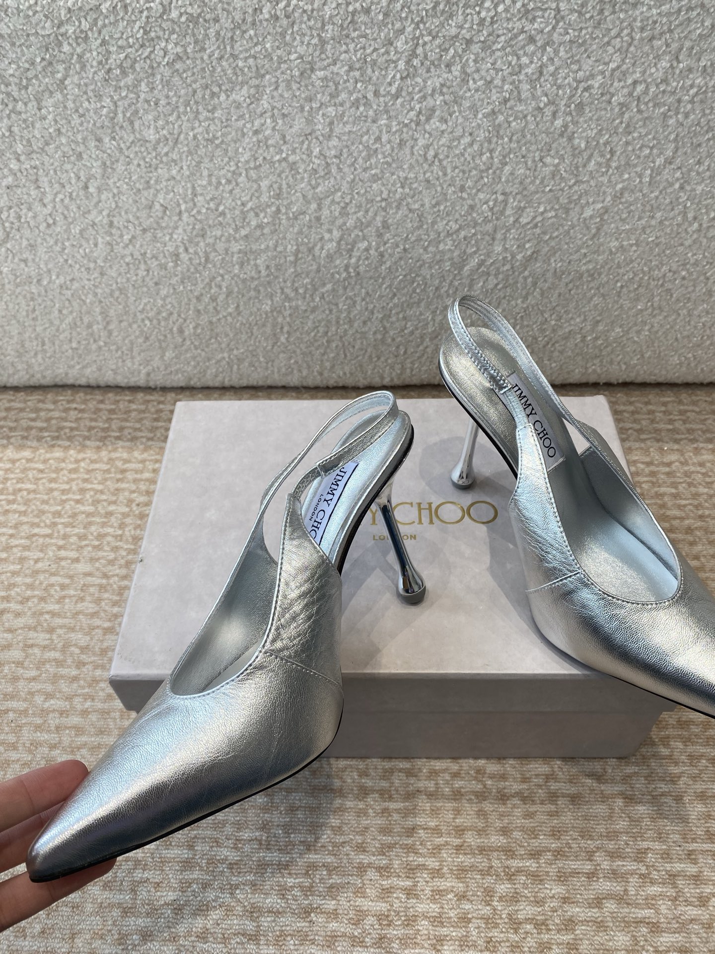 Jimmy Choo’s Elegant Spring Heels: Fashionable Encounter with Foreign Publishers