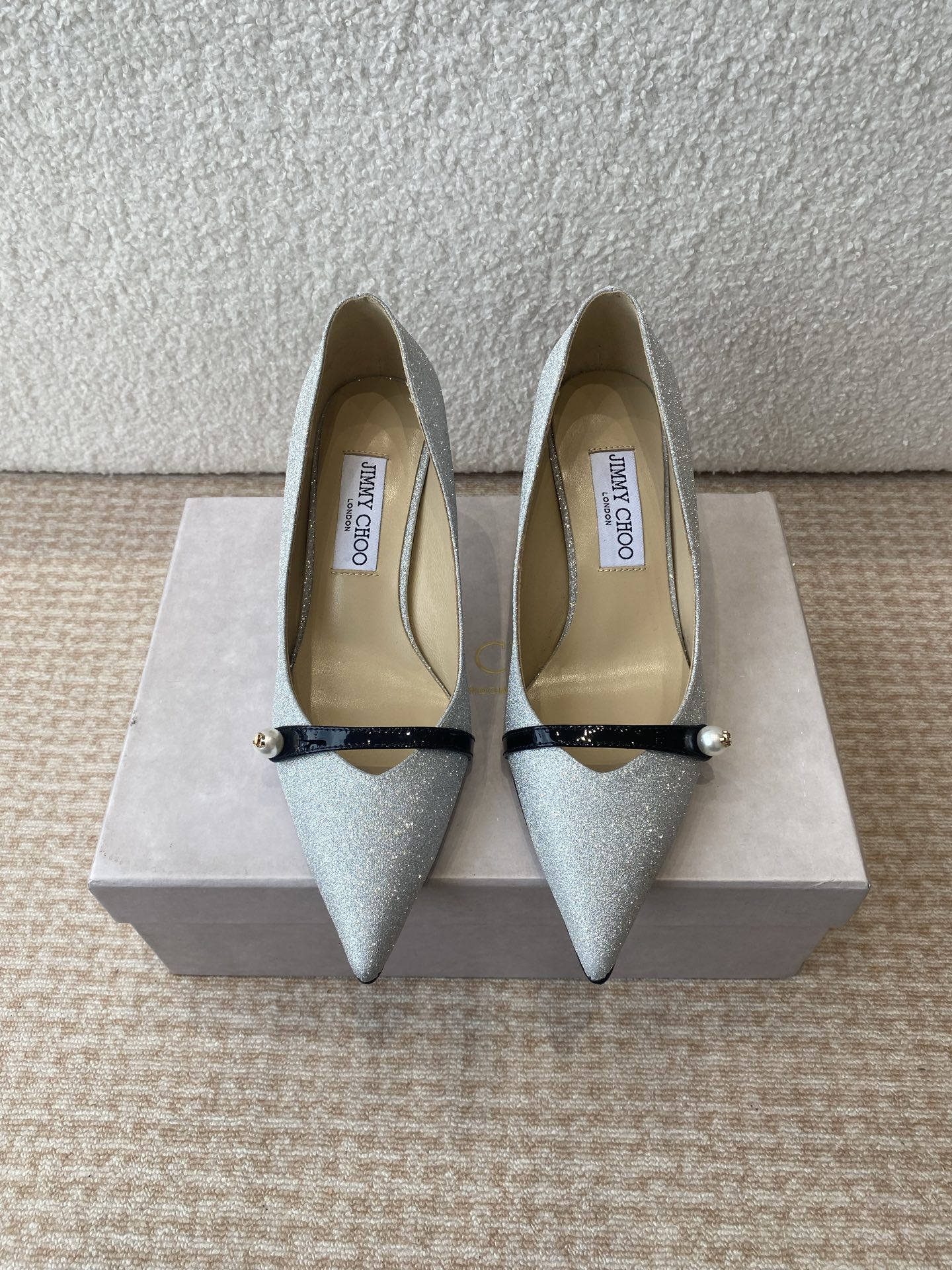 NO:403410,Jimmy Choo JC's new patent leather crystal pearl series single shoes are superior in quality, elegant and intellectual, low-key and gorgeous, sexy and not ostentatious, this one is what you say, you will love it when you put it on. Counter quality, casual comparison, AURELIE series high heels highlight the charm of evening wear. Setting off the exquisite hand-sewn pearls in front of the feet, V-shaped upper cut, and paired with hollow design shoe shape, sexy image is vividly seen. As always, the pointed-toe shoe shape, the entire side curve perfectly shows the curve of the foot, femininity and aura at the same time. From the ankle to the toe, elegantly modify the curve of the feet, highlighting the slender legs, which is simply unstoppable. The feet are beautiful and can hold all kinds of dates and important occasions~ It will not show exaggeration when worn on a daily basis. Heel height: 6.5cm imported calf patent leather  Inner goatskin, delicate and breathable, imported Italian leather outsole Size#34-42 (34 40 41 42 customized, non-return and exchange), high heels single shoes, jimmy choo, high heels, sheepskin, Leather soles19860909Jimmy Choo JC新款漆皮水晶珍珠系列单鞋 品质优越,优雅知性 低调不失华丽,性感又不显张扬,说的就是这款,上脚就爱了. 专柜品质 随便对比 AURELIE系列高跟鞋,凸显晚装造型动人魅力.衬托足前精美手缝珍珠,V 形鞋面裁剪,搭配中空设计鞋型,性感形象跃然眼前. 一如既往的尖头鞋型,整个侧面弧度将脚部曲线完美展现,女人味和气场同时兼具. 从脚踝到足尖优雅修饰双足曲线,凸显纤长美腿,简直让人欲罢不能,上脚美翻了,hold得住各种约会和重要场合~日常穿也不会显浮夸 单鞋跟高: 6.5cm 鞋面进口小牛漆皮 内里山羊皮,细腻透气, 大底进口意大利真皮大底 Size#34-42（34 40 41 42订做不退换）,高跟鞋单鞋,jimmy choo,high heels,sheepskin,Leather soles,Women's Shoes