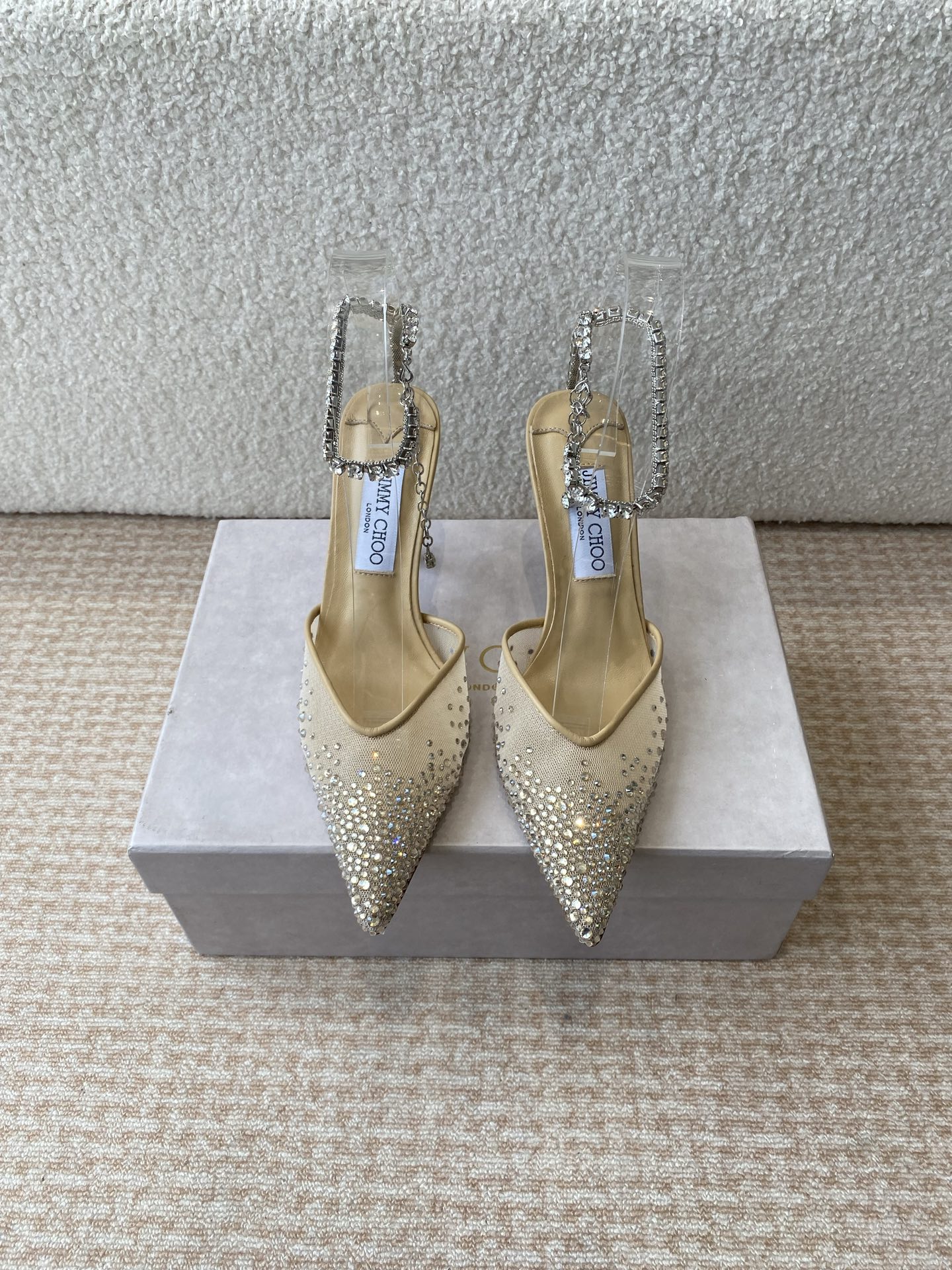 NO:403405,Early spring crystal diamond buckle sandals, slippers, Jimmy Choo, Zhou Yangjie 25 spring and summer series, amazing reunion, elegant encounter, beauty of collision, recommended street shots of fashion and foreign bloggers, bold and unique, upper, matched with diamond buckle, fashionable and elegant, beautiful, eye-catching and personalized square head, ever-changing style, lenses, Italian leather outsole, heel height 6.5cm 8.5cm Size#34-42 (34 40 41 42 orders), high heels, jimmy choo, sandals, high heels, slippers, Leather soles19860909早春水晶钻扣凉鞋 拖鞋Jimmy Choo 周仰杰25春夏系列 重逢惊艳 优雅邂逅 碰撞之美 时尚国外博主同款街拍推荐 造型大胆别致 鞋面 搭配钻扣 时髦大气 优雅靓丽 吸睛个性方头 风格千变 镜头相随,意大利真皮大底  跟高6.5cm 8.5cm Size#34-42（34 40 41 42订）,高跟鞋凉鞋,jimmy choo,sandals,high heels,slippers,Leather soles,Women's Shoes