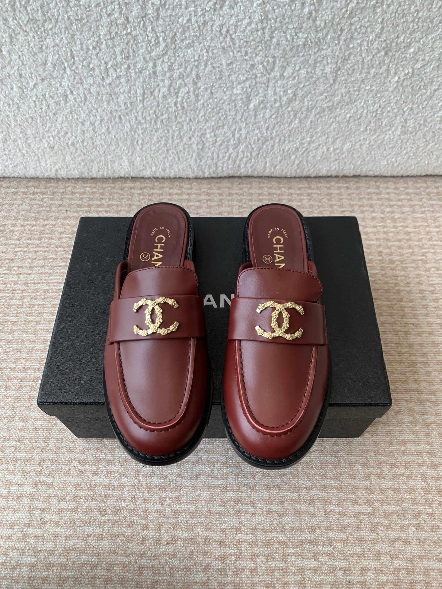 NO:403423,Chanel 25ss Xiaoxiang New style Xiaoxiang buckle semi-drag must-have hot spring and summer Xiangjia Goddess series, with the elegant and famous temperament of Xiangjia, super durable, irresistible, heart-wrenching... Imported calfskin on the upper / imported suede / imported patent leather Original molded hardware logo Internal mixed-bred sheepskin Outsole Italian leather outsole Size#35-42 (40 41 42 Custom made without return), semi-drag, chanel, chanel, cowhide, sheepskin, chamois leather, Leather soles19860909Chanel 25ss 小香 新款 小香扣 半拖 春夏香家必备爆款 女神系列,拥有香家特色优雅名媛气质,超级耐看,让人无法抗拒,心动ing…… 鞋面进口小牛皮/进口麂皮/进口漆皮 原版开模五金logo 内里混种羊皮 大底意大利真皮大底 Size#35-42（40 41 42定做不退换）,半拖,chanel,chanel,cowhide,sheepskin,chamois leather,Leather soles,Women's Shoes