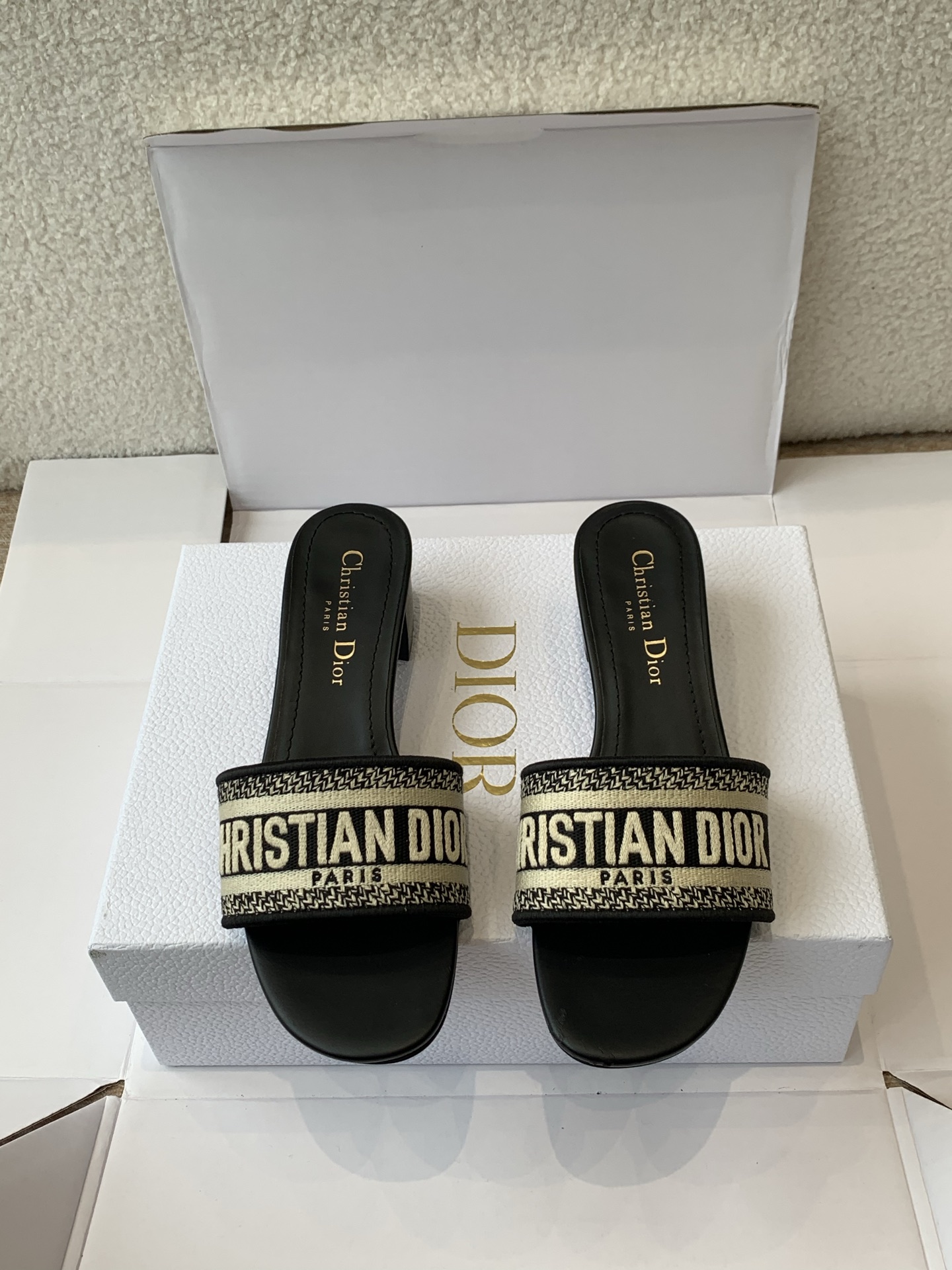 NO:403413,Dior 25ss Dior Or Dway classic embroidered slippers are carefully crafted from elegant black cotton fabric, decorated with metallic luster thread embroidery and imitation crystal. The embroidered upper is decorated with the Christian Dior Paris logo, which is highly recognizable and shows personality. The square toe adds the finishing touch to the modern silhouette. The upper is decorated with the Christian Dior logo embroidered with the Christian Dior Lucky Star symbol made in Italy size35-40 (40 custom made without return), slippers, dior, slippers19860909莞产Dior 25ss Dior Or Dway 经典款刺绣拖鞋 采用优雅的黑色调棉质面料精心制作,饰以金属光泽线刺绣和仿水晶.刺绣鞋面饰以 Christian Dior Paris 标志,辨识度高,彰显个性,方形鞋头为现代廓形增添点睛之笔 鞋面饰以 Christian Dior Paris 标志刺绣 皮革鞋底镌刻 Christian Dior 的幸运星符号 意大利制造 size35-40（40定做不退换）,拖鞋,dior,slippers,Women's Shoes