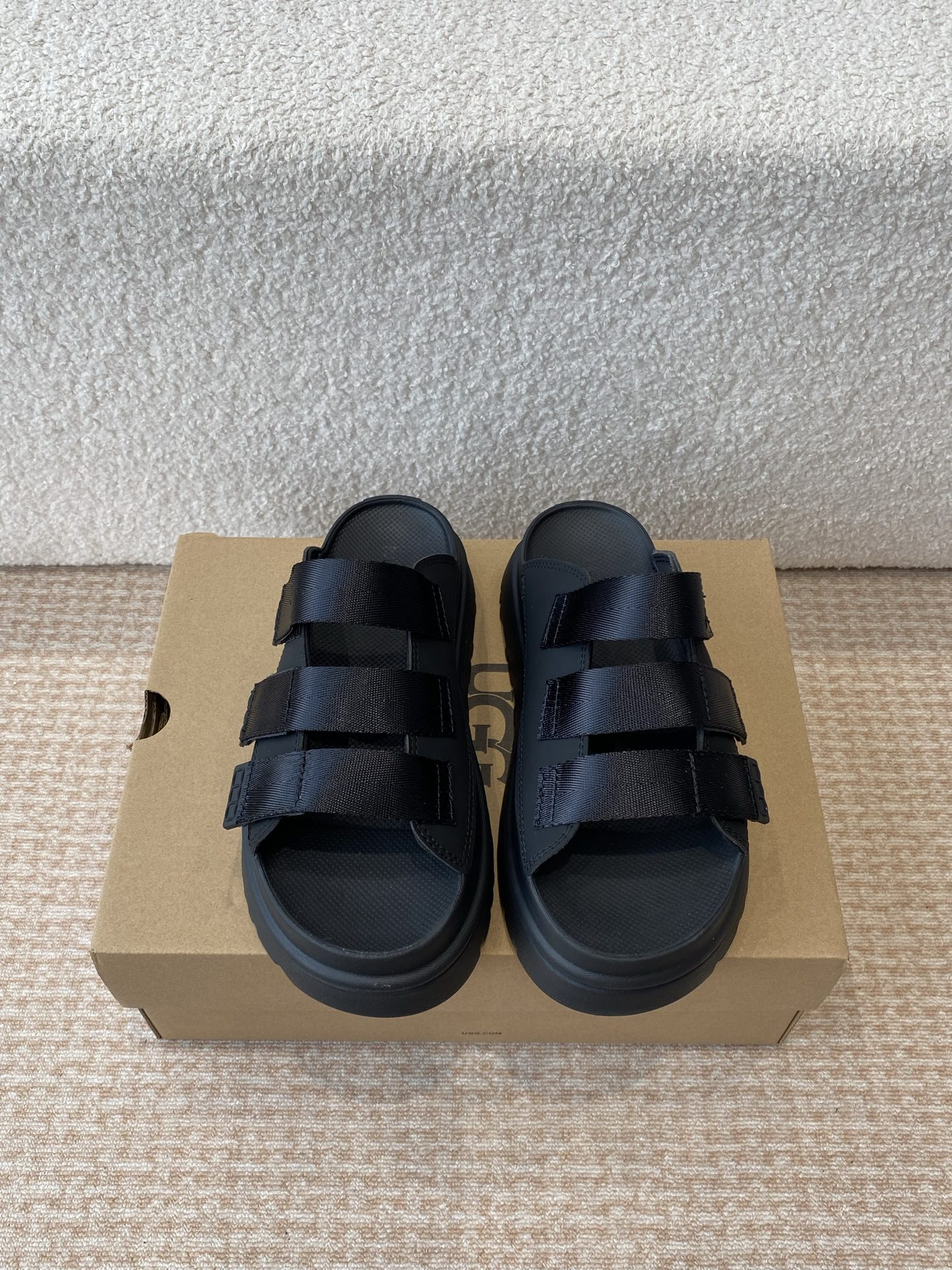 NO:403403,UGG 25ss thick sole slippers Adjustable upper belt, design is easy to put on and take off Double-layer high-density foam shoes insole, wear-resistant midsole with outsole and EVA outsole recycled polyester fiber piping Comfort thick sole, lightweight and not heavy, classic Venus series, versatile style suitable for daily commuting Size#35-40 (40 customized, non-return and exchange), slippers sandals, sandals, slippers19860909莞产UGG 25ss 厚底 拖鞋 可调节鞋面束带,设计方便穿脱双层高密度泡棉鞋内底 外包翻毛皮的耐磨中底以及EVA外底再生聚酯纤维滚边 舒适厚底,轻巧不厚重,经典金星系列,百搭款式适合日常通勤 Size#35-40（40订做不退换）,拖鞋凉鞋,sandals,slippers,Women's Shoes