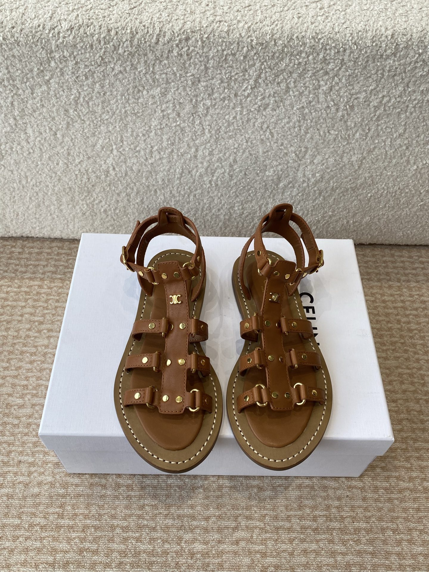 NO:403397,CELINE 25ss New Sandals This season's Celine made me love it again once again. There are so many beautiful shoes in this season. This sandals are really invincible and easy to match!  The design is matched with the classic logo as an embellishment. The overall visual is particularly pleasing and easy to match. Imported cowhide, sheepskin inner, original molded rubber sole. Size#35-40 (40 custom made without return or exchange), sandals, celine, celine, sandals, cowhide, sheepskin19860909CELINE 25ss 新款凉鞋 这一季的赛琳又让我重新爱了它一次这季节美鞋太多 这款凉拖真是无敌好搭配！ 设计搭配经典的 logo 作为点缀整体视觉特别耐看又好搭配 进口 牛皮面 羊皮内里 原版开模橡胶大底 Size#35-40（40定做不退换）,凉鞋,celine,celine,sandals,cowhide,sheepskin,Women's Shoes