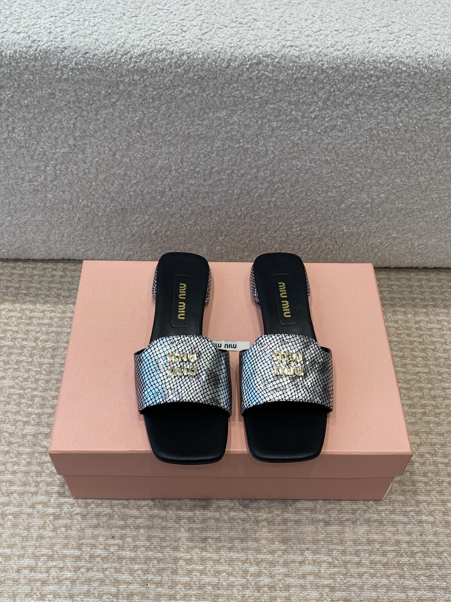 NO:403391,Miu Miu 25ss Latest Summer Flat Denim Slippers Prepare a few more pairs of essential slippers for you this summer, and old customers have all responded that they have a great demand for this! A batch of high-end sheepskin specially customized for the subsequent new models of Miumiu. The wrinkle surface technology is indeed more difficult than before, and the control of details is particularly important. It is impossible to complete with a machine, so it is all manually operated~ Heel arc cloud design, the whole pair of shoes looks like Q-shot, it is invincible to wear! Original molded denim inner sheepskin sole Italian handmade genuine leather sole Size#35-40 (40 custom made without return or exchange), slippers, miumiu, slippers, sheepskin19860909Miu Miu 25ss 最新夏季 平底 牛仔布 拖鞋 今年夏天为你们多准备几双必备拖鞋,老顾客都反应对这款需求很大！ 专门订制的一批为miumiu后续新款做准备的高级羊皮,褶皱面工艺确实比以往更难,细节的把控尤为重要 用机器是无法完成的,全部手工来操作啦～ 后跟弧形云朵 设计,整双鞋看着Q弹Q弹的,好穿无敌！ 鞋面原版开模牛仔布 内裡羊皮 鞋底意大利手工真皮底 Size#35-40（40订做不退换）,拖鞋,miumiu,slippers,sheepskin,Women's Shoes