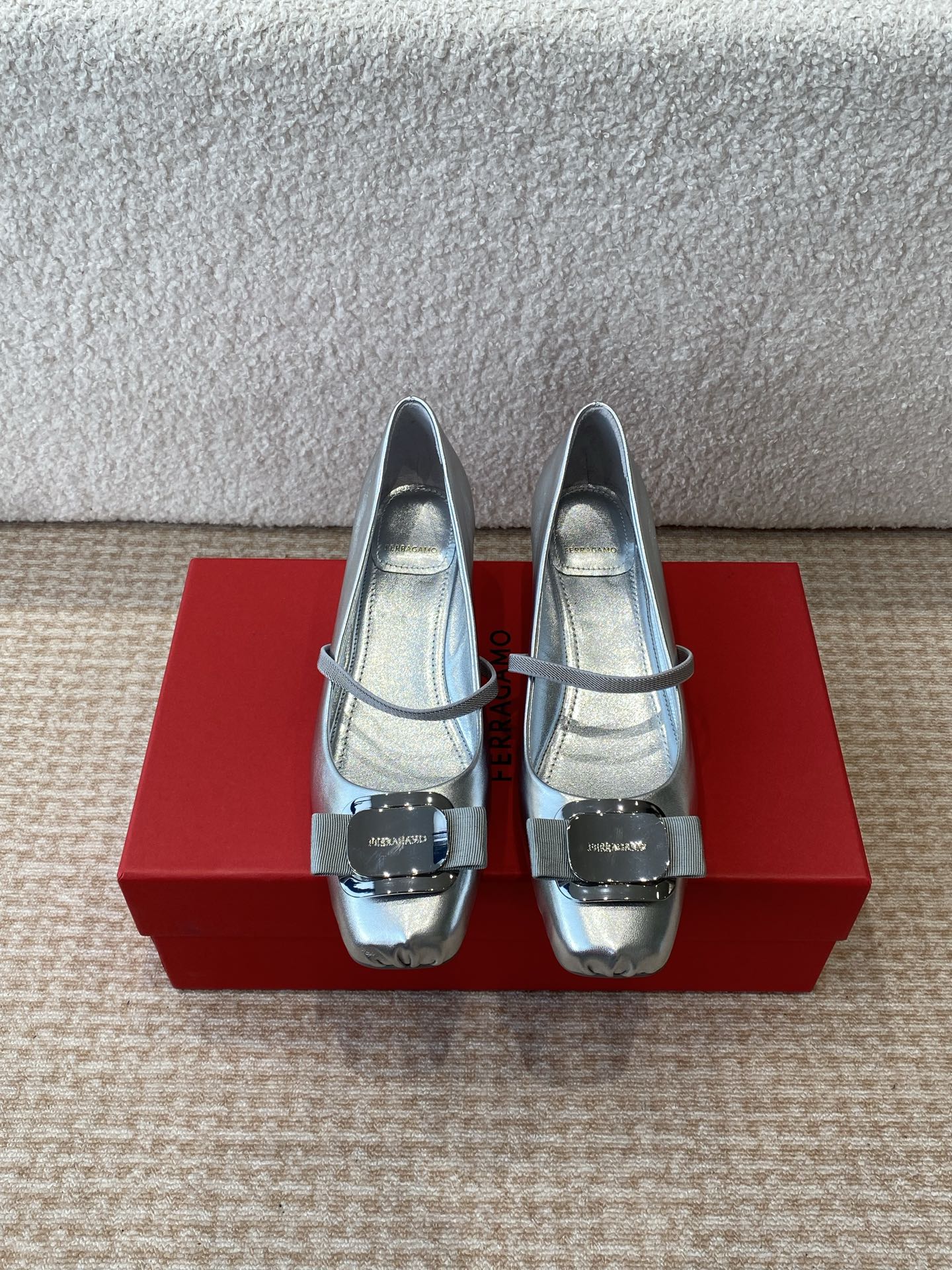 NO:403432,Ferragamo's new 25-year Gancini ballet, small thick heeled shoes. As soon as spring comes, I want to wear it simple and fashionable. Ferragamo's ballet shoes have a modern and simple style that meets soft charm. Classic ballet flat shoes are rejuvenated in modern style, with classic and textured design, which is a good choice. Its design inspiration comes from the Audrey series customized for Audrey Hepburn. The Gancio buckle on the side is the brand's logo. It is simple and has a high-end feeling, which hits me immediately. The soft sheepskin material is very comfortable, and it doesn't pick the shape of the feet. It feels very wrapped when worn. It is suitable for short trips or traveling or shopping. It can be worn in formal or casual occasions. When you are tired, you can still wear it on the heel and relax and instantly release your tired feet. The upper is original custom-made Napa sheepskin inner lambskin original molded rubber bottom  Size35-40 (40 custom made without return), ballet shoes, ferragamo, flats, sheepskin19860909菲拉格慕25年新款Gancini芭蕾舞 小粗跟单鞋 春天一到,就想穿得简单又时髦.菲拉格慕的芭蕾鞋,现代简约风格邂逅柔美韵致.经典芭蕾舞平底鞋经现代风格焕新演绎,设计经典又很有质感,是很不错的选择,它的设计灵感来自为奥黛丽·赫本定制的Audrey系列,侧面的Gancio饰扣是品牌的标志,简约中带着高级感,一下就戳中了我 软羊皮材质很舒服,不怎么挑脚型,穿起来包裹感很好,平时短途出差或者旅行逛街,穿这双鞋都很合适,正式或休闲场合都能搭,走累了还能踩着后跟穿,放松一下,瞬间释放疲惫的双脚. 鞋面原版定制纳帕羊皮 内里小羊皮 大底原版开模橡胶底 Size35-40（40订做不退换）,芭蕾舞鞋,ferragamo,flats,sheepskin,Women's Shoes