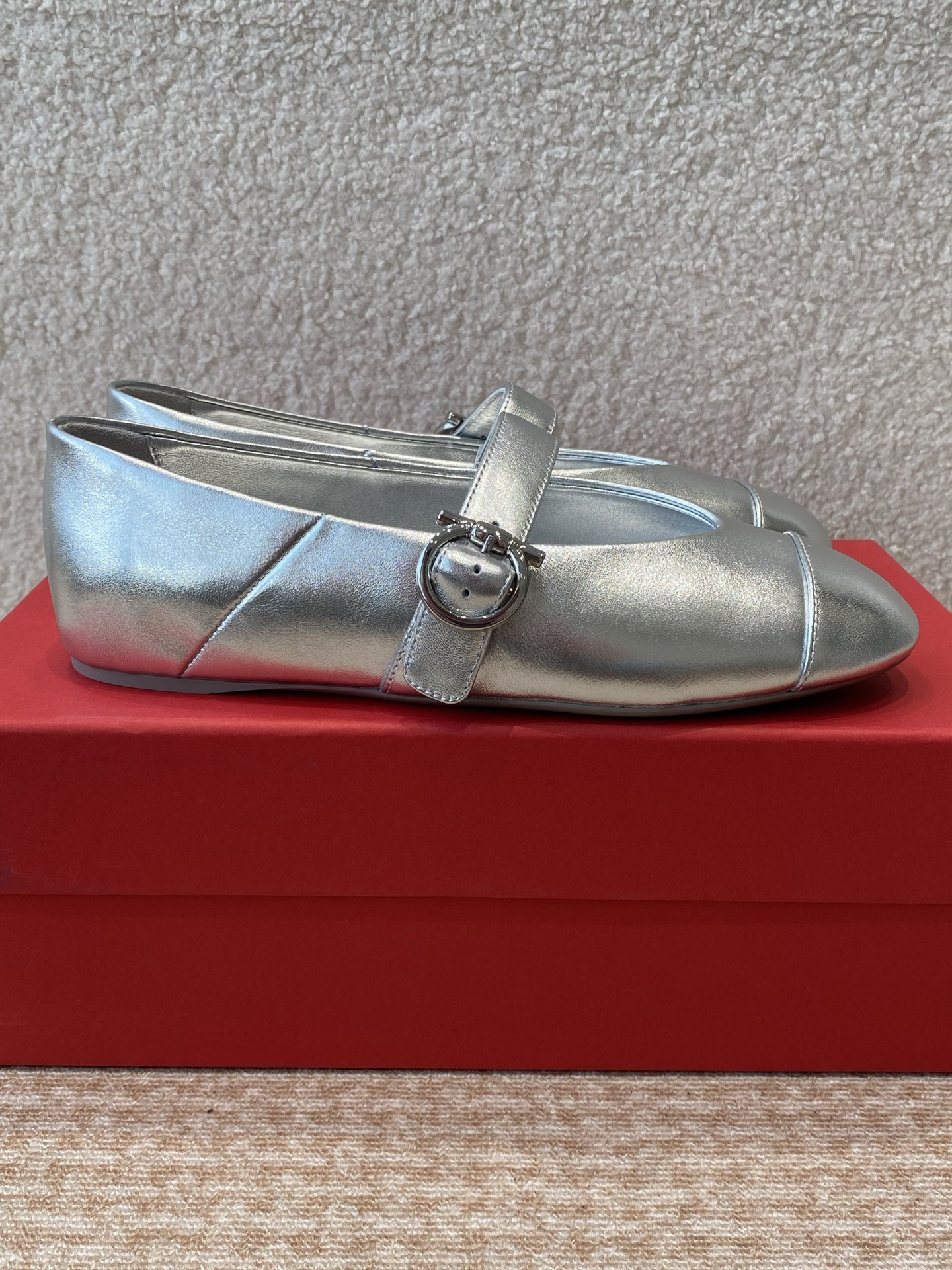 Philagramu’s Modern Gancini Ballet Shoes: Stylish Comfort for Any Occasion - 图片 3