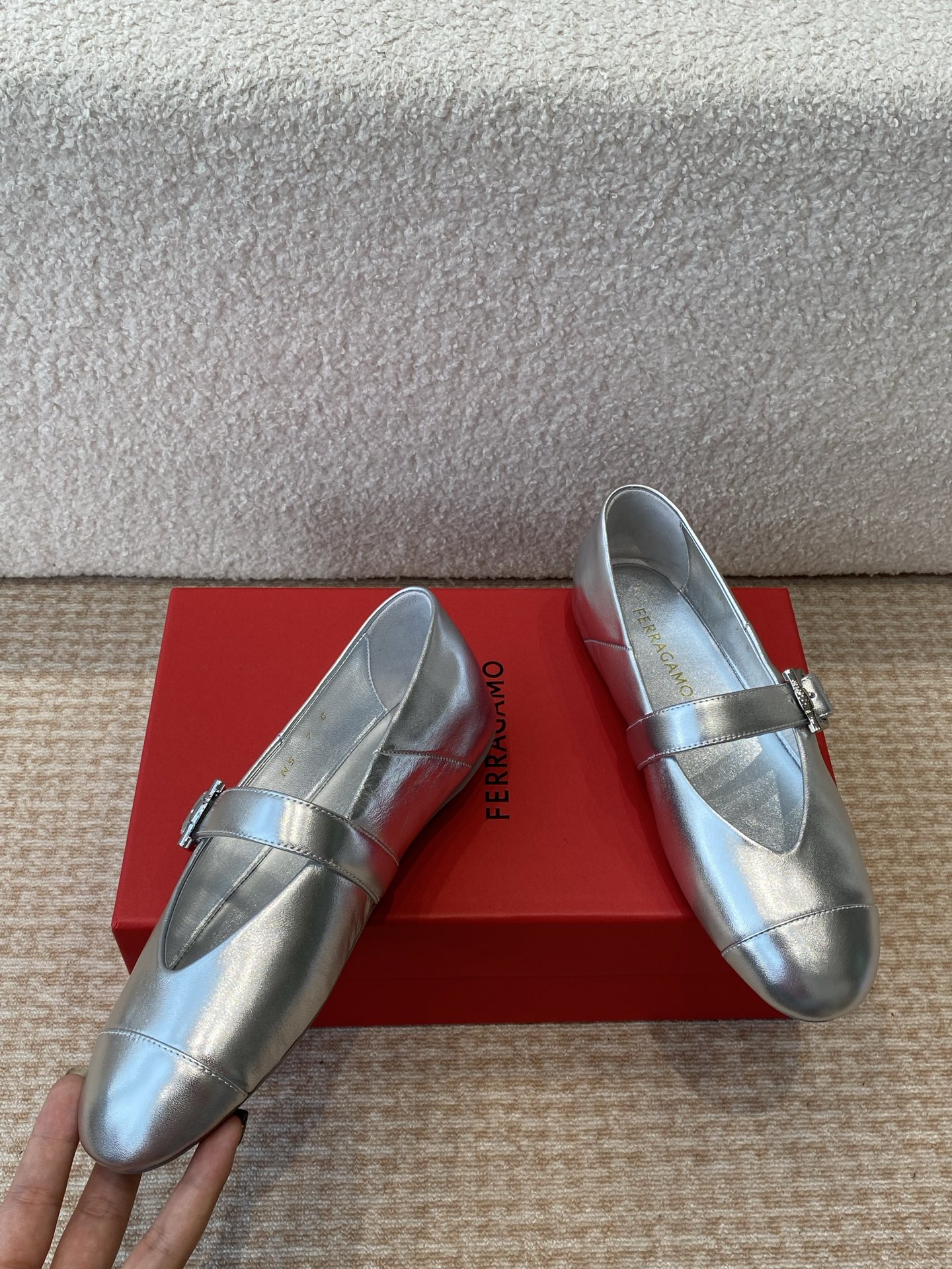 Philagramu’s Modern Gancini Ballet Shoes: Stylish Comfort for Any Occasion - 图片 4