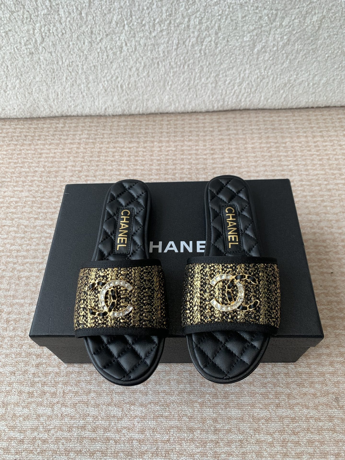 NO:403427,Chanel Xiaoxiang 25ss Spring and summer new holiday sheepskin lazy slip Xiaoxiang's new design The upper is paired with double C hardware decoration. Simple and versatile feet are super beautiful. It's super beautiful no matter how you look at it. The upper uses imported sheepskin, inner foot pad sheepskin, outsole Italian leather soles Size#35-41 (40 41 custom made without return), slippers, chanel, slippers, sheepskin, Leather soles19860909Chanel 小香 25ss 春夏新品度假 羊皮 懒人拖 小香的一款全新设计 鞋面搭配双C五金装饰 简约百搭上脚超级美的 怎么看都超美 鞋面采用进口羊皮 内里垫脚羊皮 大底意大利真皮大底 Size#35-41（40 41 订做不退换）,拖鞋,chanel,slippers,sheepskin,Leather soles,Women's Shoes