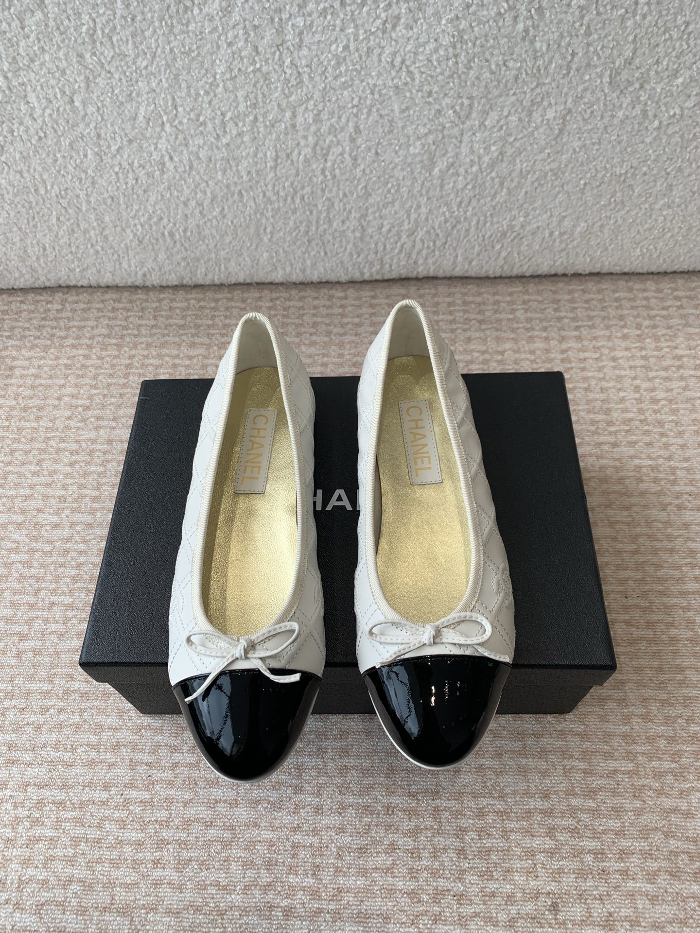 NO:403422,CHANEL Xiaoxiang 25ss Spring and summer toe, electric embroidery embellishment, ballet shoes, like a necklace on the goddess' neck, the foot wrapping is very good, and the heels look slimming, it is really super exquisite!  The retro Mary Jane is so good. I personally like the classic combinations the most, which have the feeling of a retro 1980s. The style is novel and fashionable, the craftsmanship is perfectly presented, and the mixed-bred sheepskin design is so beautiful that it is unrecognizable to relatives. It looks slim and white. I think girls all need to have a pair. The most important thing is that the color is bright enough and the steep walking is no longer enough to describe her shoes that can't be put down on the ground!  The beautiful little chambray Mary Jane ballet shoes are worn by celebrities and celebrities, which makes me like this shoe even more. Girls are so impressed. They can be matched with various styles. There are almost very few white chambrays. Only in Xiaoxiang can it look particularly high-profile. The simple solid color has no complicated design. In spring, paired with small feet and gauze skirts can set off a different level of luxury!  Original imported sheepskin fabric, very high-end feel, the inner footbed sheepskin is soft and delicate, super comfortable and high-end luxury!  Size#35-41 (40 41 custom made without return), ballet shoes, chanel, mary jane, skirts, necklace, sheepskin19860909CHANEL小香 25ss 春夏鞋头 电绣点缀,芭蕾舞鞋 宛如女神脖子上的项链,上脚包裹性非常好,上脚跟显瘦,真的是超级精致！ 复古的玛丽珍太对味了,个人最喜欢好经典的搭配,颇有80年代复古小香风的感觉,款式新颖时尚,工艺完美呈现,混种羊皮设计,美到六亲不认,很显瘦显白,我觉得 女孩儿们都要拥有一双,最重要的是颜色足够亮眼,健步如飞已不足以形容她如履平地,让爱不释手的鞋款！ 好看的小香玛丽珍芭蕾单鞋,喜欢的明星和红人都在穿,让我更加喜欢这款鞋少女心爆棚,穿上就仙,可以搭配各种风格白色玛丽珍几乎很少,只有在小香这里才能显得格外高调,简约 的纯色没有复杂设计,春天配小脚裤,纱裙都能衬托出别样的高级！ 面料原版进口羊皮 非常高级感 内里垫脚羊皮,柔软细腻,超级舒适亲夫,高端奢华！ Size#35-41（40 41定做不退换）,芭蕾舞鞋,chanel,mary jane,skirts,necklace,sheepskin,Women's Shoes