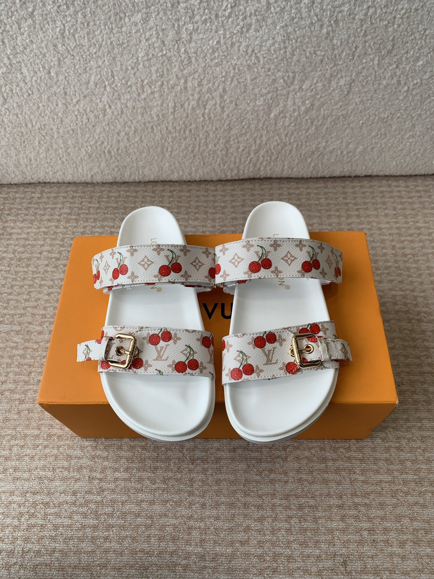 NO:409005,lv2025ss Cherry Series Spring and Summer New Slippers Velcro Adjustable Flexible Design Full Beach Style Original Opening LV Metal Logo Decorative Upper Cowhide Custom imported jacquard fabric/original presbyterian leather Water-dyed sheepskin inner three-layer combination sole (water table + wear-resistant velvet + rubber sole) Size35-42 (40 41 42 Custom made without return), slippers, louis vuitton, slippers, cowhide, sheepskin19860909lv2025ss 樱桃系列春夏新款拖鞋魔术贴可调松紧的设计 满满的沙滩风情 原版开模LV金属 logo装饰鞋面牛皮 定制进口提花布料/原版老花皮料 水染羊皮内里三层组合大底 (水台+耐磨绒+橡胶底) Size35-42（40 41 42订做不退换）,拖鞋,louis vuitton,slippers,cowhide,sheepskin,Women's Shoes