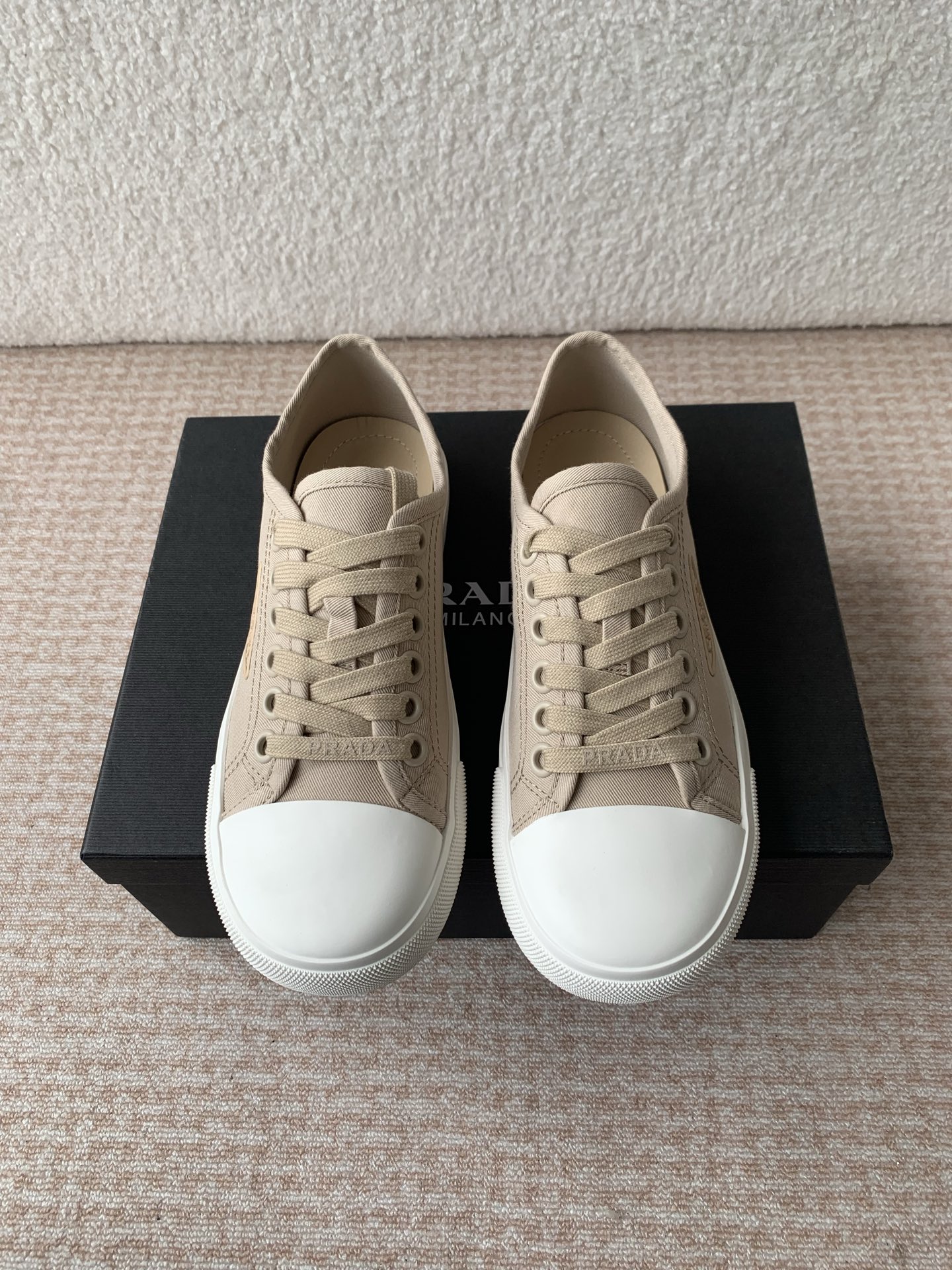 NO:402775,Prada 25ss Spring and summer new round toe canvas shoes Technology canvas latest black technology Prada brings us good-looking biscuit shoes after a few years Prada brings us good-looking cookie shoes. A must-have for fashionable beauty, without any complicated decoration, excellent texture, pure and minimalist, neat and poetic. The latest canvas, new casual flavor, original canvas upper, original open mold rubber outsole Size35-40 (40 custom made, no return or exchange), casual shoes/sports shoes, prada, prada, sneakers19860909Prada 普拉达25ss 春夏新款 圆头帆布鞋 科技帆布最新黑科技 相隔几年Prada又给我们带来好看的饼干鞋了 时髦精绝对不能错过的必入款,没有任何繁杂装饰,质感极好的vintage感,纯粹和极简做得利落又诗意.最新款的帆布,新增随性味道 鞋面原版帆布 原版开模橡胶大底 Size35-40（40订做不退换）,休闲鞋/运动鞋,prada,prada,sneakers,Women's Shoes