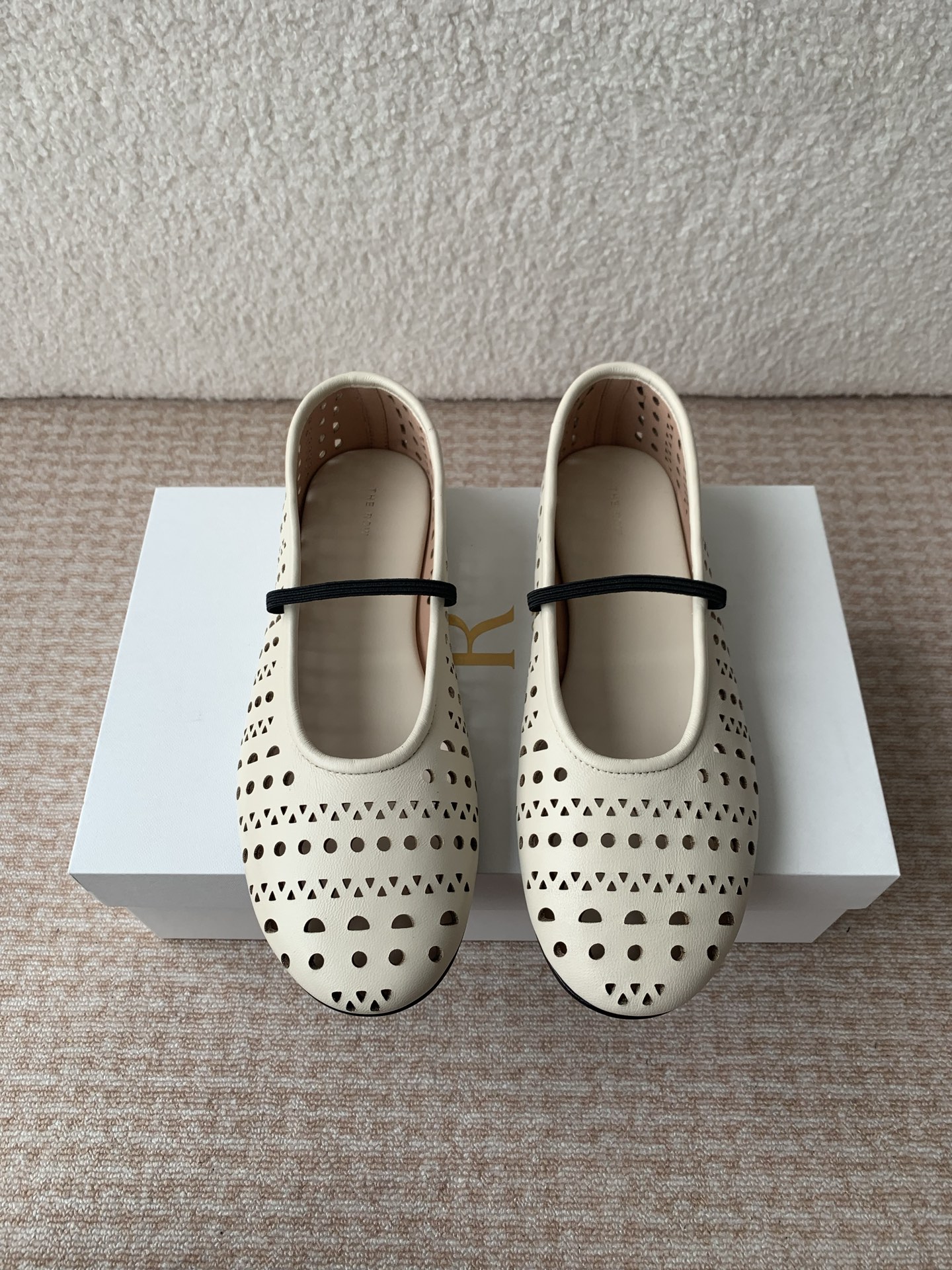 NO:402769,The row retro simple Mary Jane shoes produced in Guan!  It is said that this is the most beautiful Mary Jane Grandma shoes of this year. They are elegant and elegant, high-end and fashionable, salty or sweet, literary and elegant!  Wearable items in all seasons, buckle design, easy to wear and look good, Fengmo's global classic works, soft and delicate sheepskin fabric makes this Mary Jane immediately unique and very textured. Imported high-quality sheepskin fabric with inner foot pad soft sheepskin. Big soles: Italian leather soles Size: #35-40 (40 custom made without return or exchange), Mary Jane, mary jane, sheepskin, Leather soles19860909莞产the row 复古简约玛丽珍鞋！ 据说这是本年度最美丽的玛丽珍奶奶鞋,法式优雅气质在线、高级又时髦,可盐可甜,文艺又气质！ 四季可穿的单品,挂扣设计,好穿又好看,风魔全球经典著作,柔软细腻羊皮面料让这款玛丽珍立马变得与众不同,非常的有质感. 面料进口优质羊皮 内里垫脚柔软羊皮 大底: 意大利真皮大底 Size:#35-40(40定做不退换）,玛丽珍,mary jane,sheepskin,Leather soles,Women's Shoes