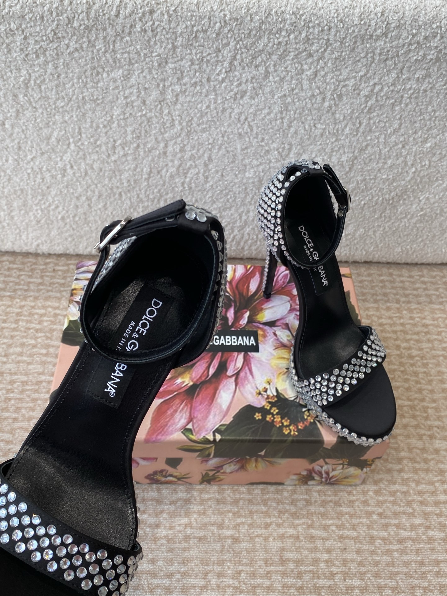 “Dolce & Gabbana’s Modern Italian Romantic Collection: Classic Meets Contemporary” - 图片 4