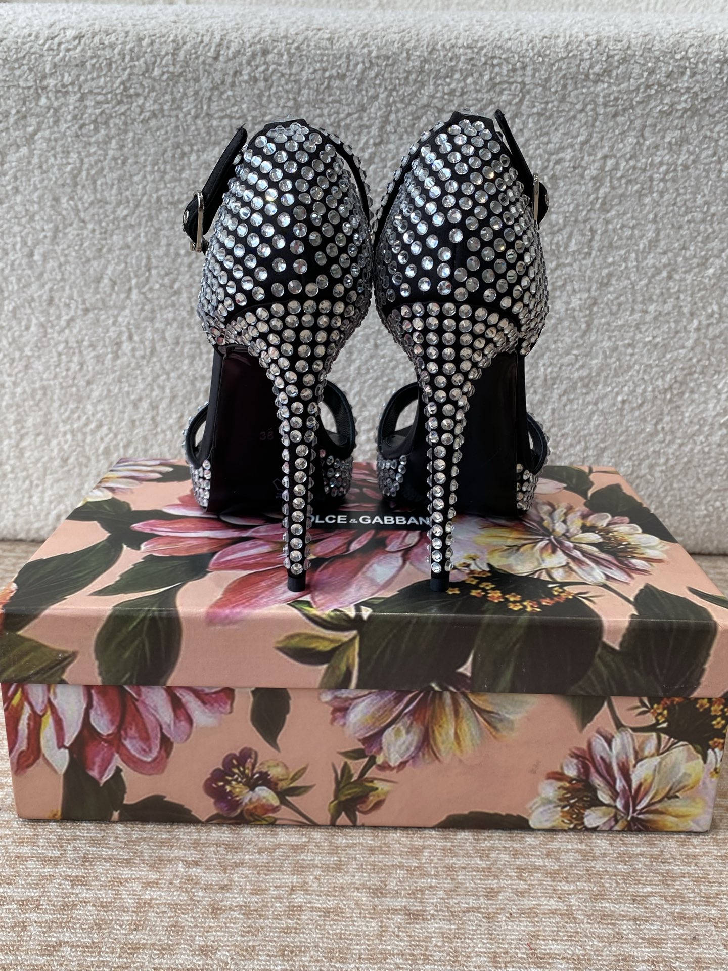 “Dolce & Gabbana’s Modern Italian Romantic Collection: Classic Meets Contemporary” - 图片 8