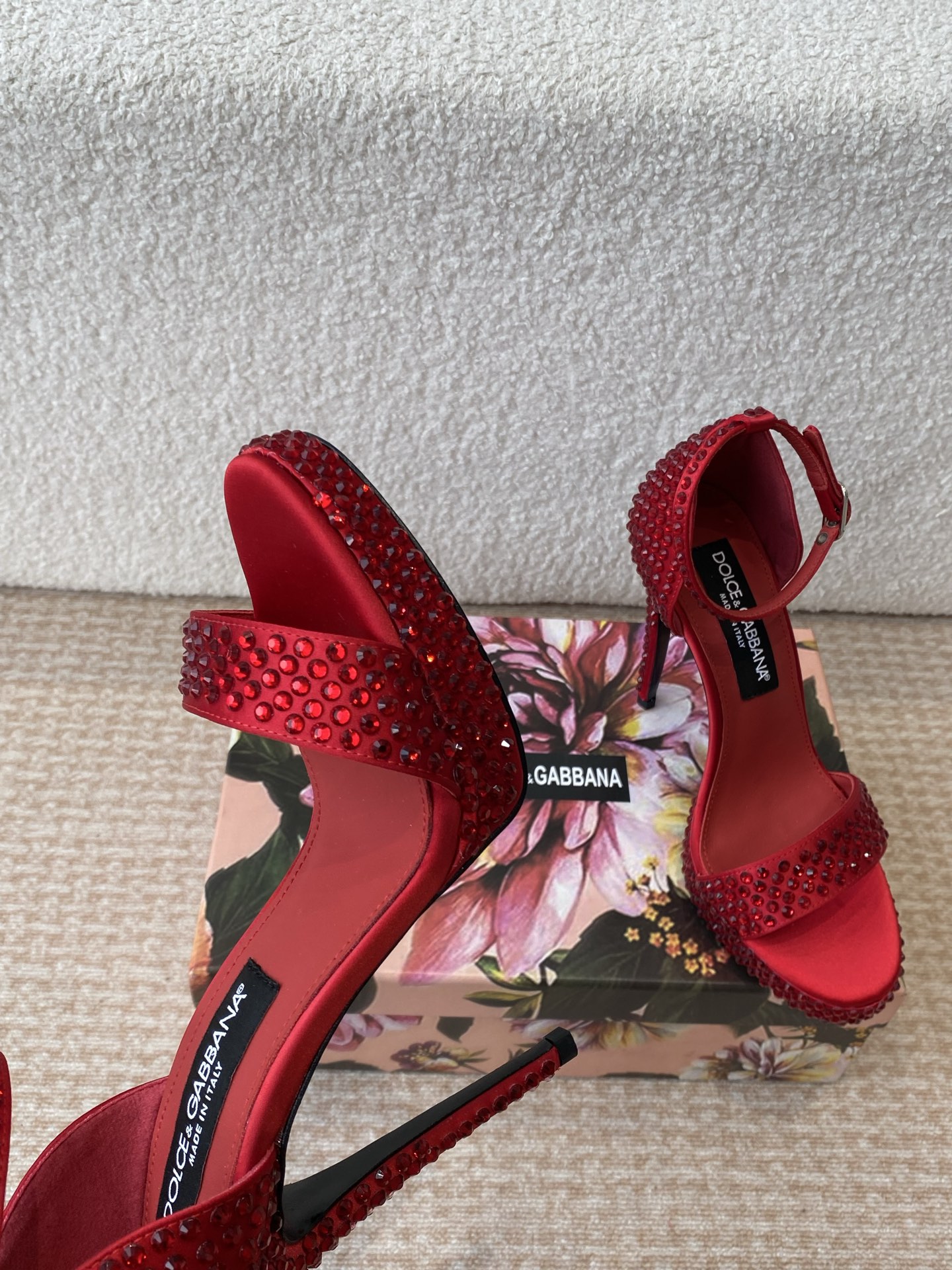 Italian Romantic Fusion: Dolce & Gabbana’s Classical vs Modern Collection - 图片 5