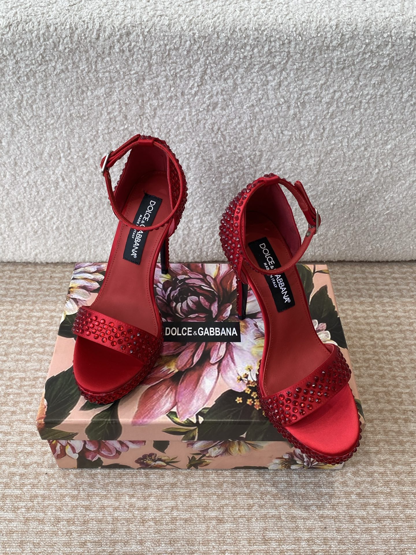 Italian Romantic Fusion: Dolce & Gabbana’s Classical vs Modern Collection - 图片 1