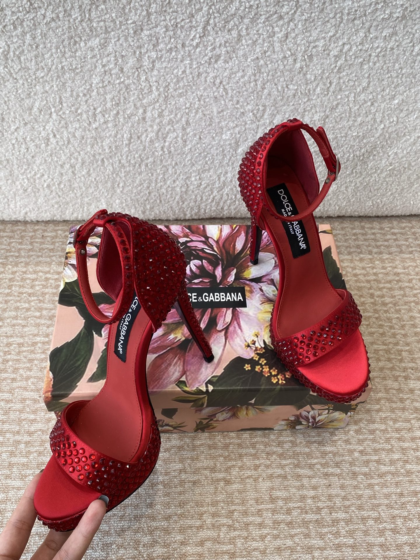 Italian Romantic Fusion: Dolce & Gabbana’s Classical vs Modern Collection - 图片 4