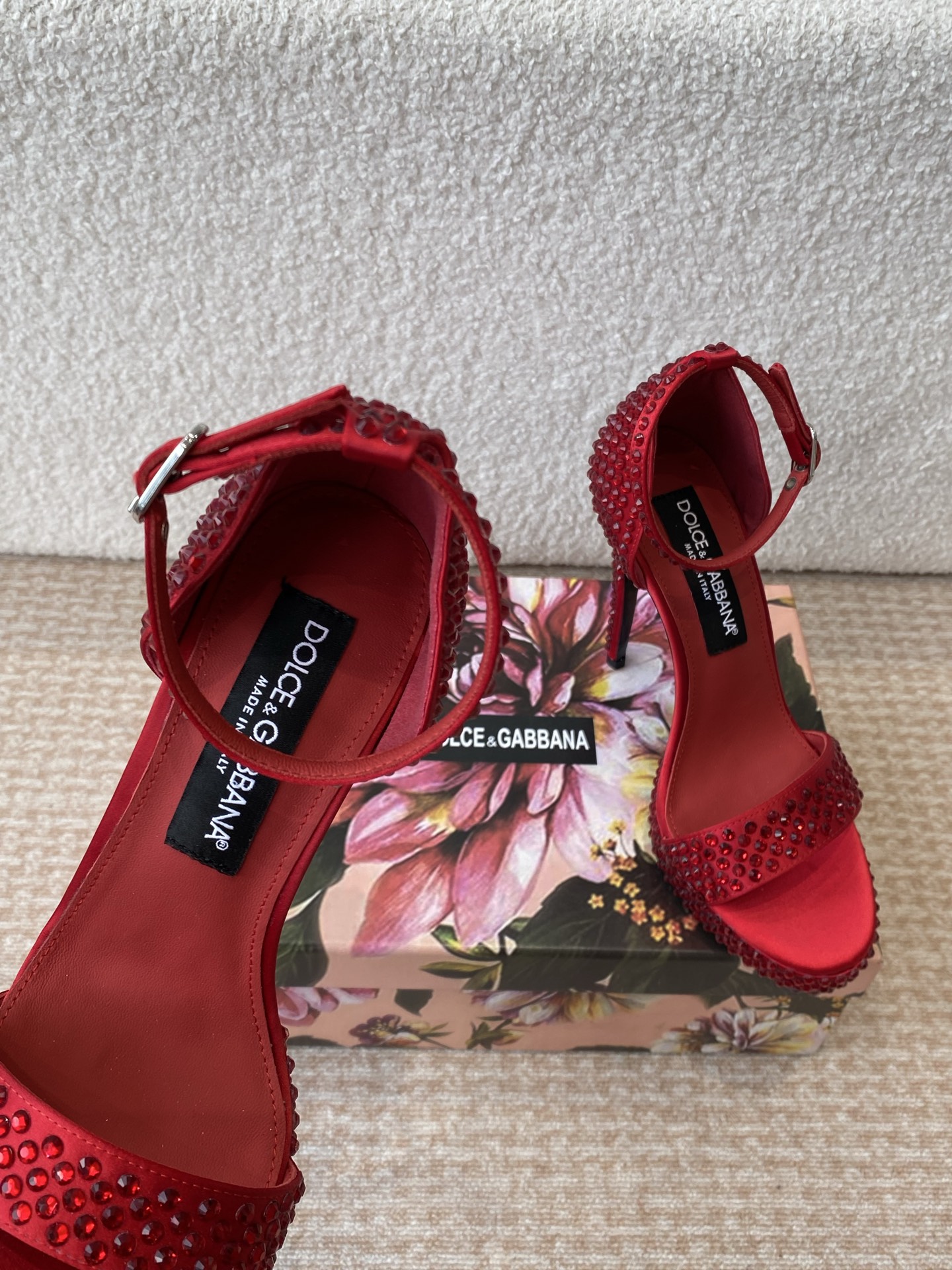 Italian Romantic Fusion: Dolce & Gabbana’s Classical vs Modern Collection - 图片 6