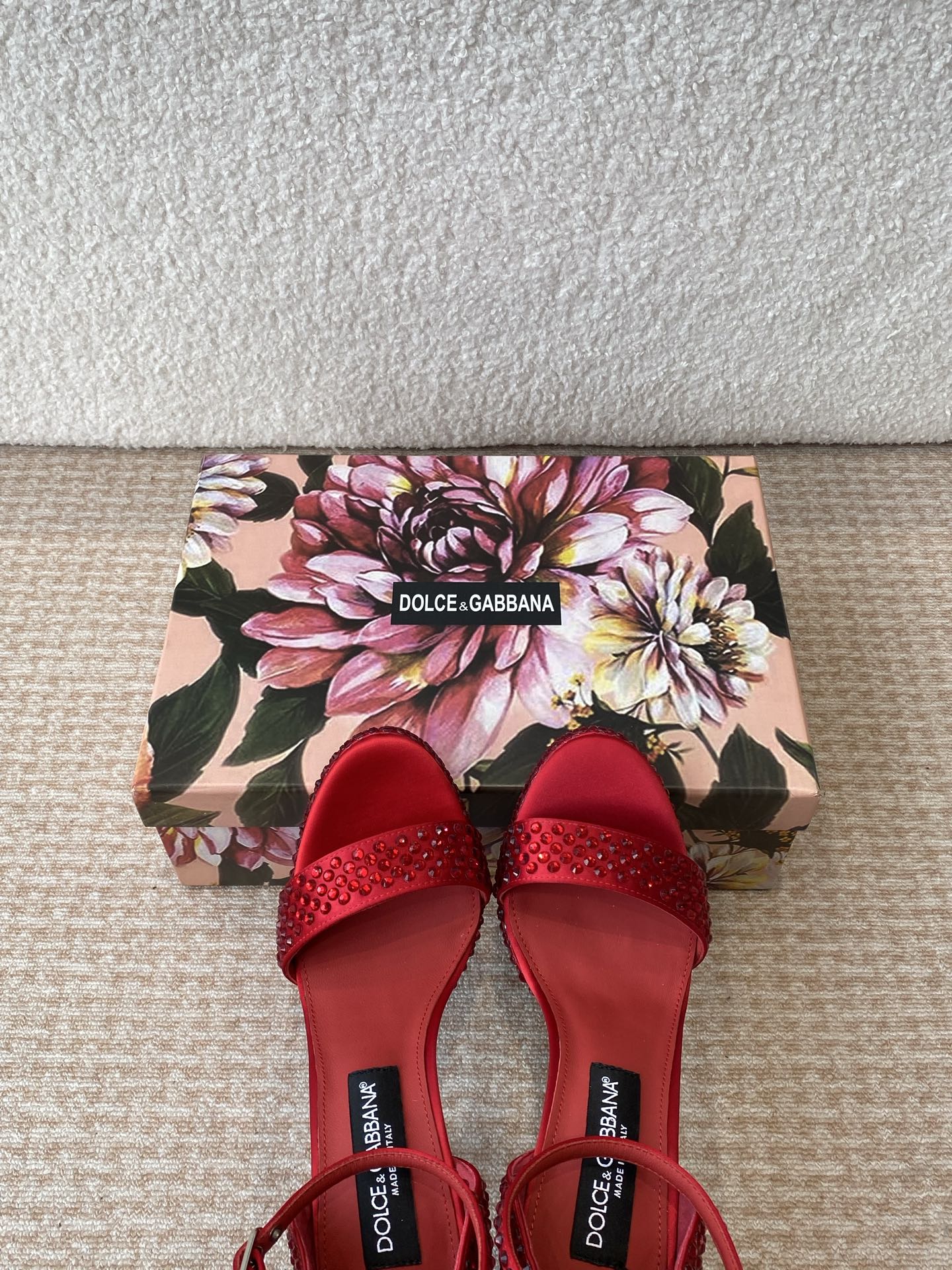 Italian Romantic Fusion: Dolce & Gabbana’s Classical vs Modern Collection - 图片 7