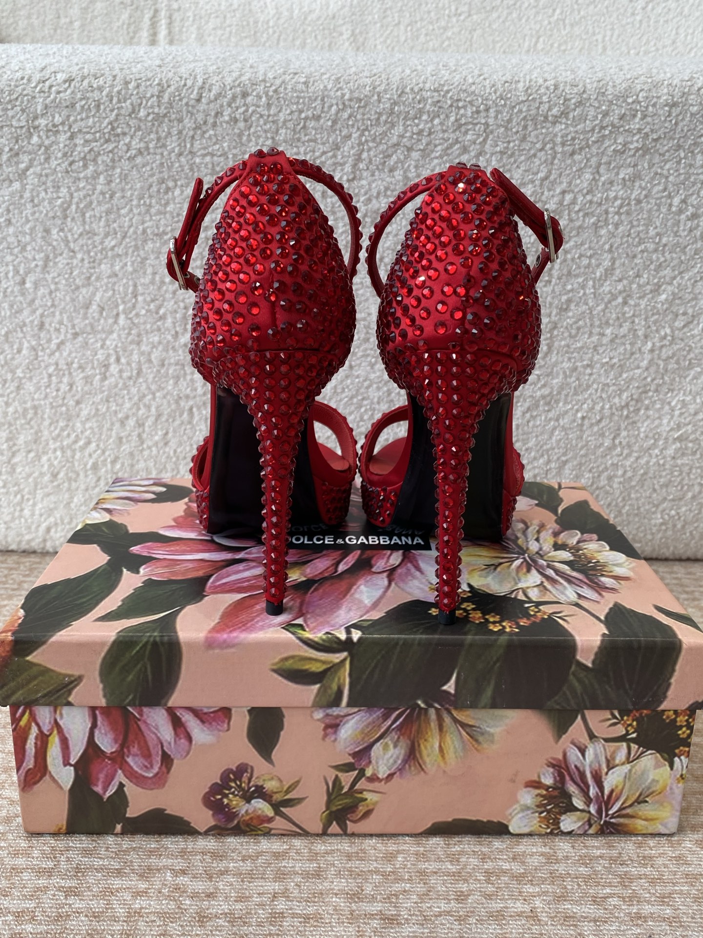 Italian Romantic Fusion: Dolce & Gabbana’s Classical vs Modern Collection - 图片 8