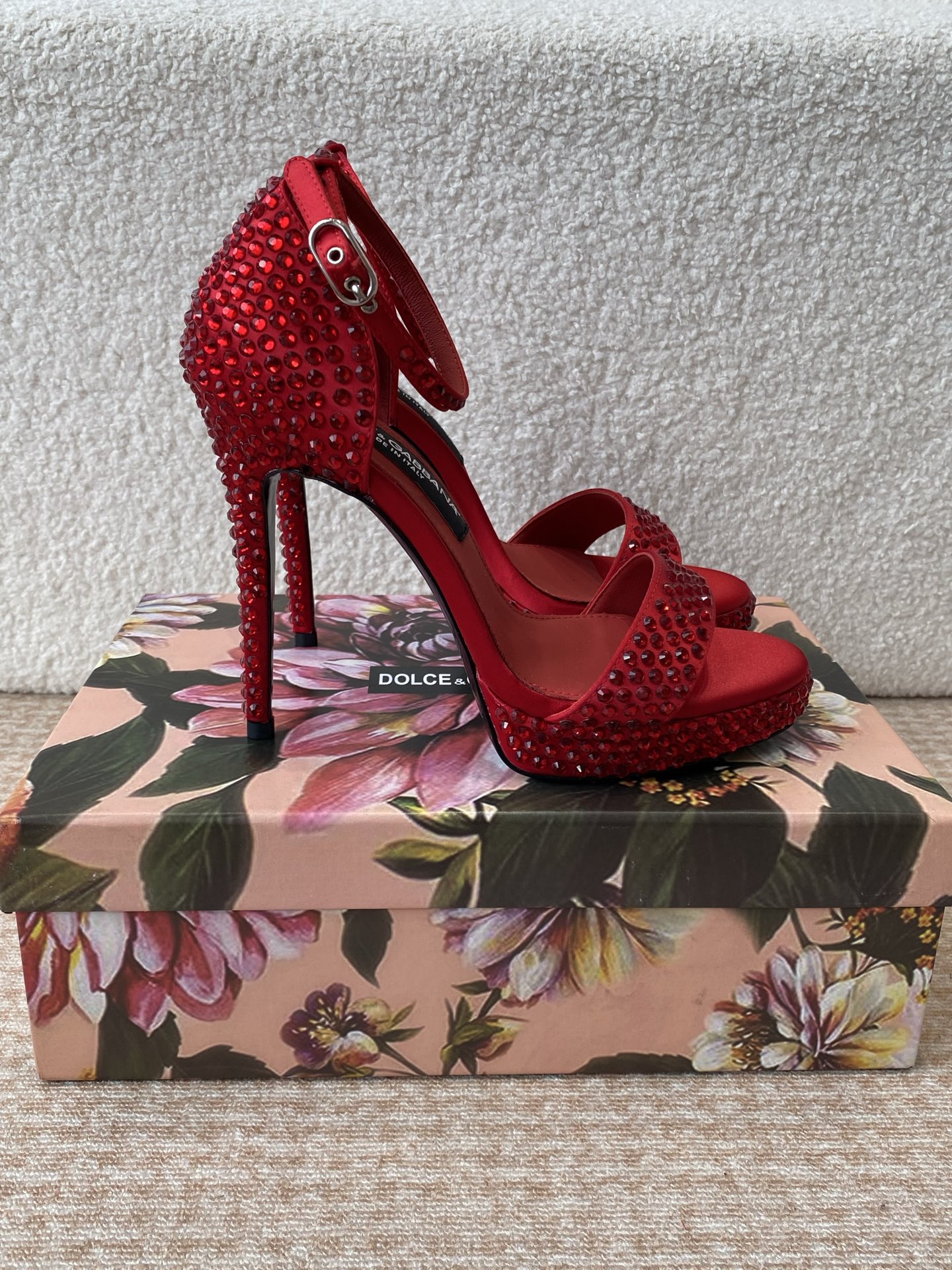 Italian Romantic Fusion: Dolce & Gabbana’s Classical vs Modern Collection - 图片 3