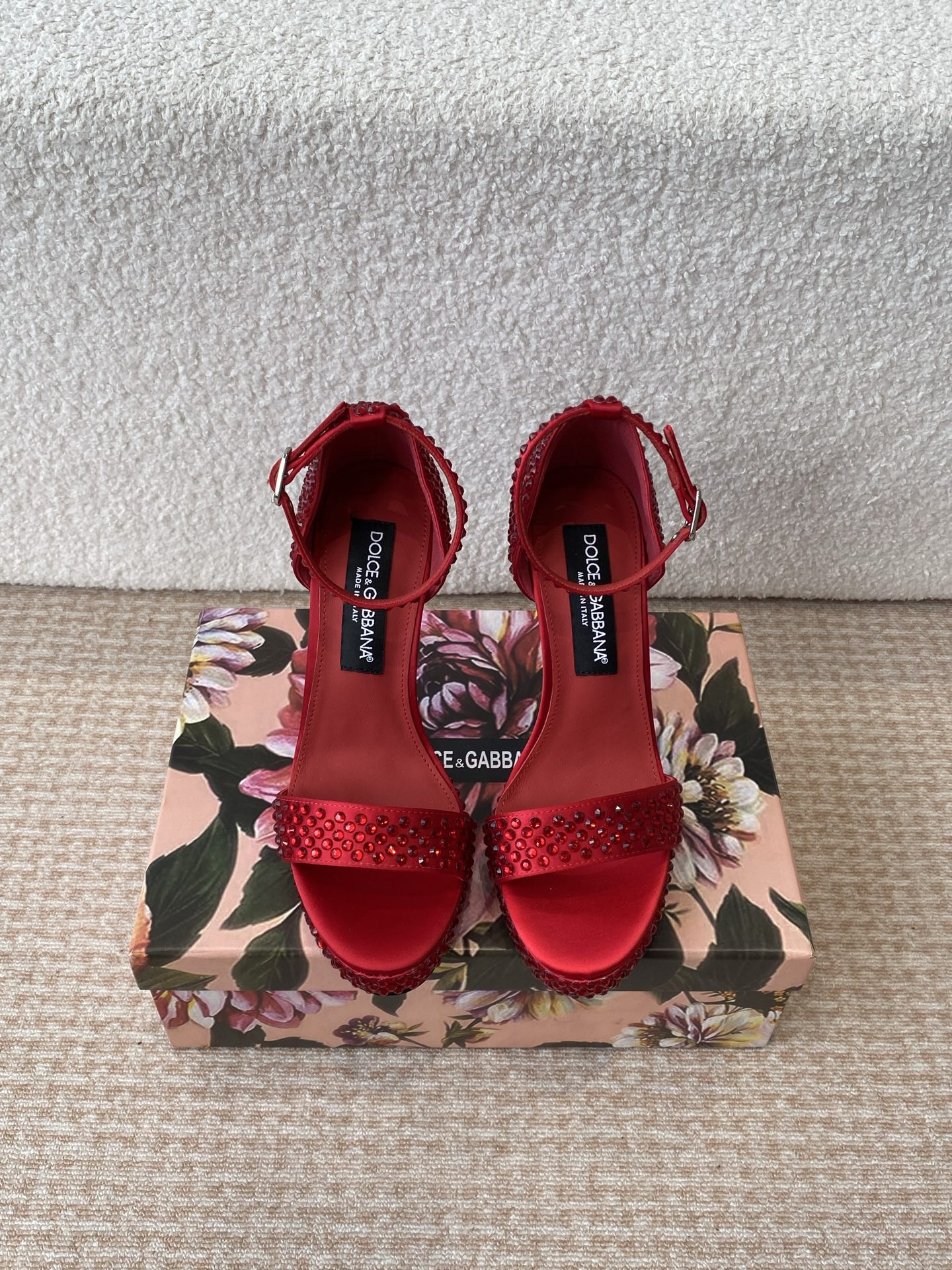 Italian Romantic Fusion: Dolce & Gabbana’s Classical vs Modern Collection - 图片 2