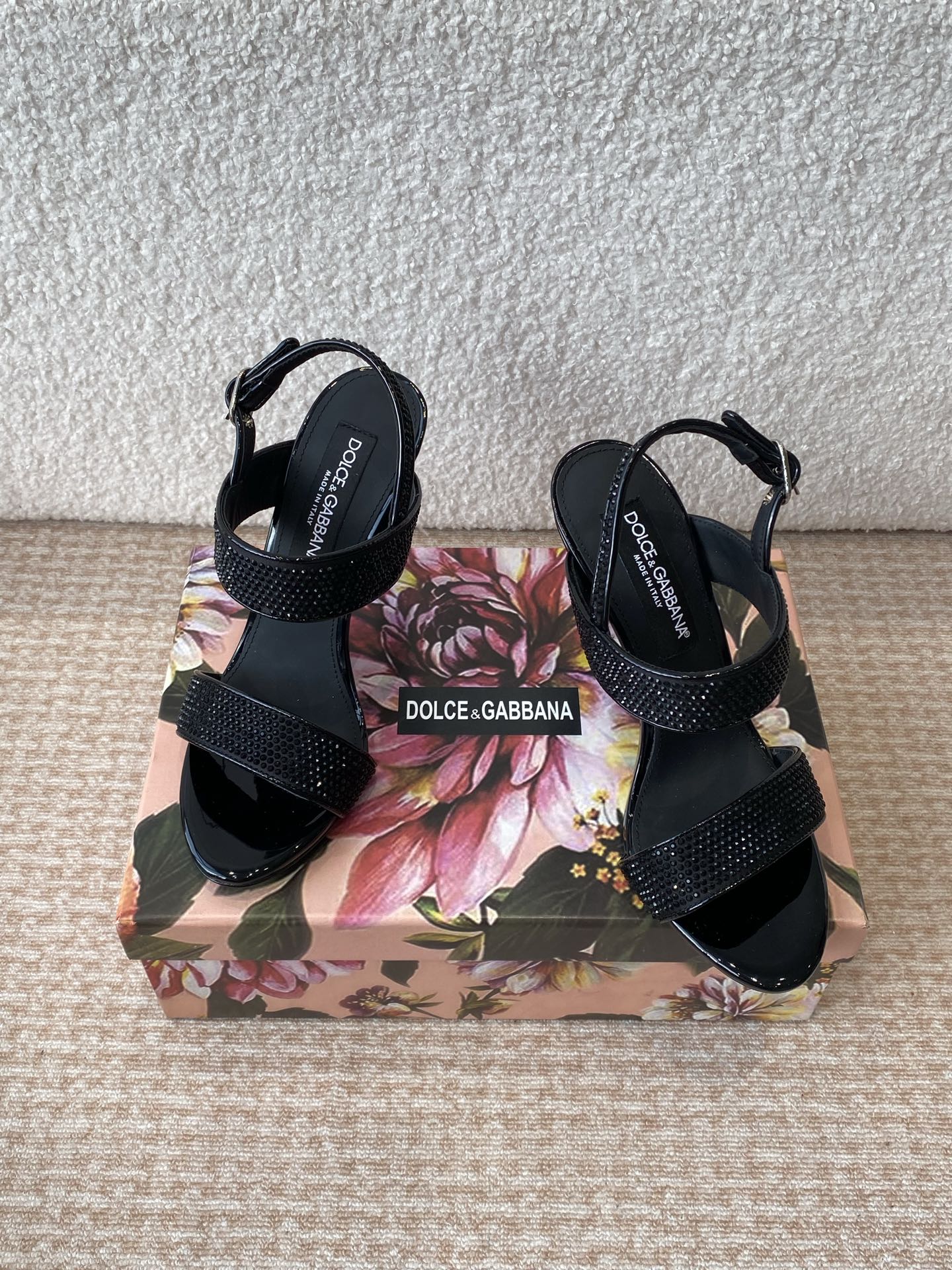 “Dolce & Gabbana P750D & G Classical Institutional Romantic Boots Overview” - 图片 1