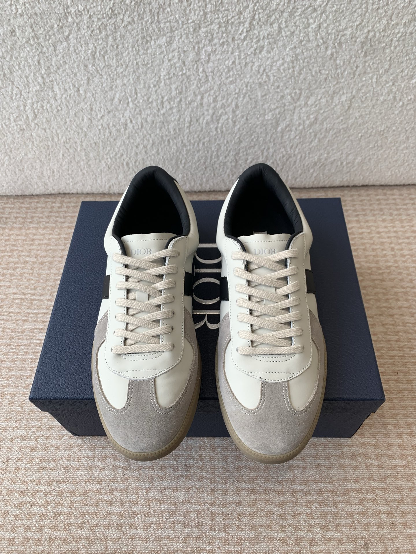 NO:402760,Dior couples C'est 25ss new casual shoes sports shoes shoes white shoes show a striking and fashionable style. Carefully crafted, the upper design style is super fashionable, and the details also add a touch of elegant temperament. Light two-color soles are extremely comfortable and show the charm of sports style. They can add fashionable temperament to various casual styles. The tongue and sole are decorated with Christian Paris logo, Niu Jing with cowhide design style Size women 35-40 (40 custom-made non-return and exchange) Men 39-45 (45 custom-made non-return and exchange), casual shoes/sports, dior, dior, sneakers, cowhide19860909迪奥Dior 情侣款C ' est 25ss 新款休闲鞋运动鞋板鞋小白鞋 彰显醒目而时尚的风范.精心制作,鞋面设计风格搭配超级时尚,细节也增添一丝优雅气质. 轻盈的双色 鞋底舒适非凡,彰显运动风格的魅力.可为各式休闲造型增添时尚气质. 鞋舌和鞋底饰以 Christian Paris 标志,牛京搭配牛皮设计风格 Size女35-40（40定做不退换） 男39-45（45定做不退换）,休闲鞋/运动鞋,dior,dior,sneakers,cowhide,Women's Shoes