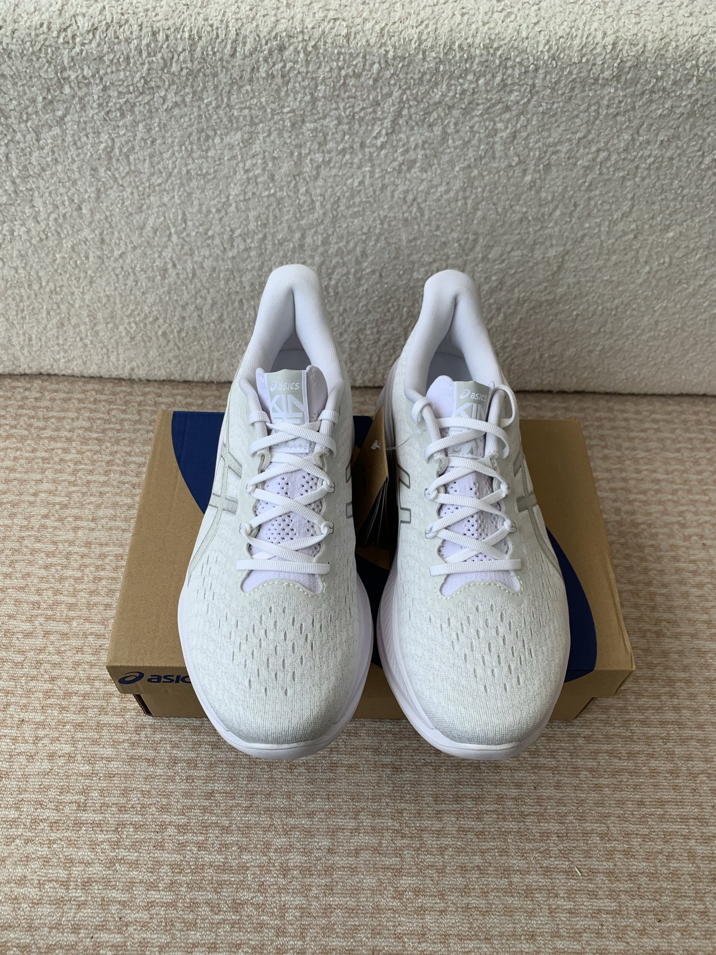 NO:402803,Couple model ASICS Gel-Kinsey Max This model ASICS Gel-Kinsey Max uses the new HYBRID-GEL cushioning rubber to reduce weight and design the rebound and cushioning of cushioning to better effect. It uses an engineered mesh upper. It has warm and good breathability. It reduces the stuffiness when exercising the foot. The double-layer midsole consists of FFBLASTPLUS and foam rubber to provide rebound while being durable. Continue the TPU midsole support piece of the KINSEI series. The heel area of ​​the midsole is combined with HYBRID-GEL technology to improve stability and cushioning ASICS Gel-Kinsey Max is a good choice for both sport and fashion. Comfortable and versatile shock-absorbing running shoes Size36 37  37.5 38 39 39.5 40 40.5 41.5 42 42.5 43.5 44 45 (pink only women's size), dad's shoes19860909情侣款 ASICS Gel-Kinsey Max该款 ASICS Gel-Kinsey Max 采用全新的HYBRID-GEL缓震胶 以减轻重量并将缓震的回弹性及缓冲性设计到更佳效果 釆用工程网眼鞋面 具有保暖效果又有良好的透气性 降低脚部运动时的闷热感 双层中底由 FFBLASTPLUS和发泡橡胶构成提供回弹的同时兼具耐用性 延续KINSEI系列的TPU中底承托片 让中底后跟区域与HYBRID-GEL科技相结合 提高平稳性和缓冲性ASICS Gel-Kinsey Max 是运动与时尚兼具不错选择 舒适百搭 减震跑步鞋 Size36 37 37.5 38 39 39.5 40 40.5 41.5 42 42.5 43.5 44 45（粉色只有女码）,老爹鞋,Women's Shoes