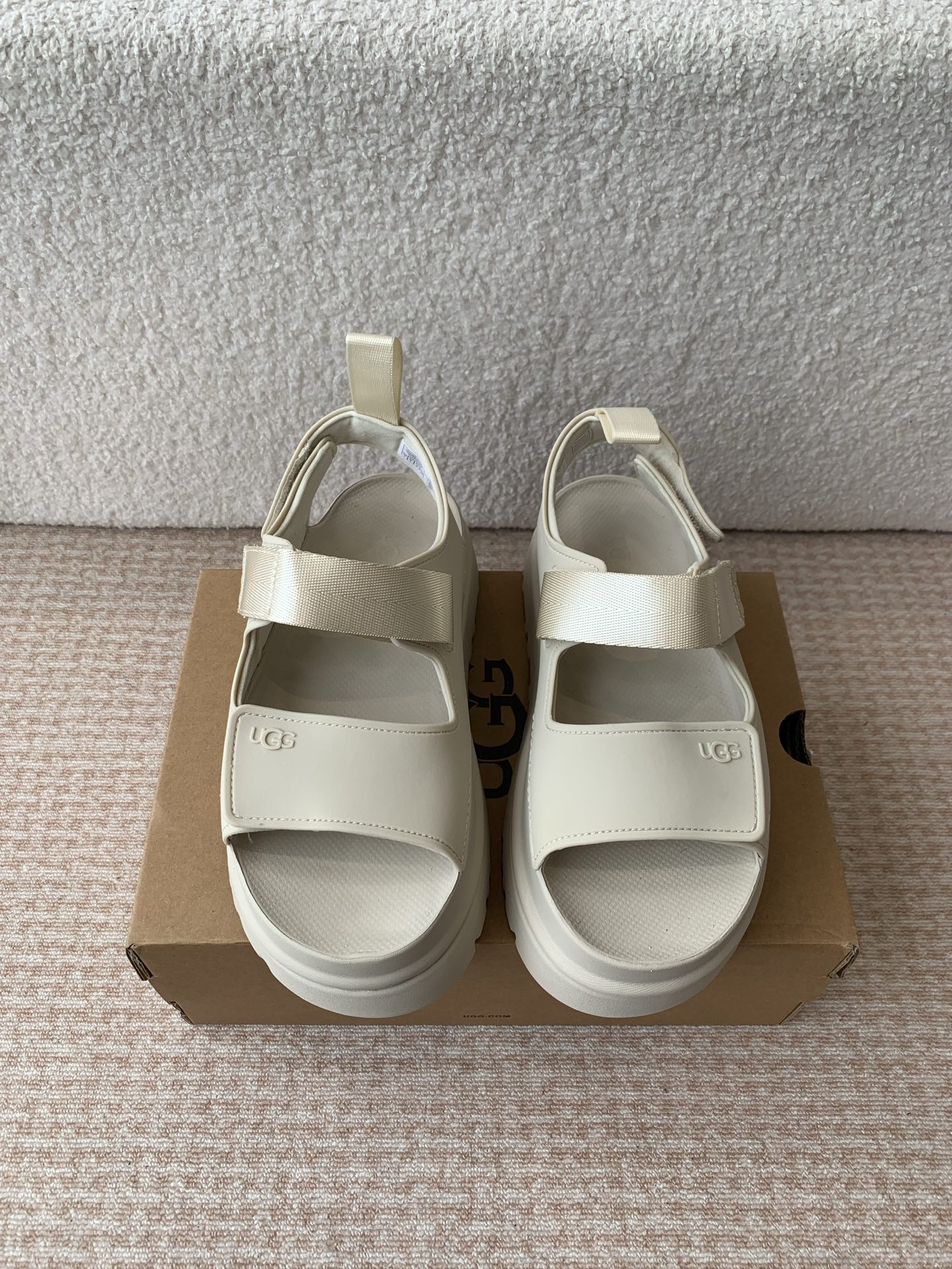 NO:402797,UGG 25ss thick sole sandals Adjustable upper belt, designed for easy wearing and taking off Double-layer high-density foam shoes insole Wear-resistant midsole and EVA outsole recycled polyester fiber piping Comfortable thick sole, lightweight and not heavy, classic Venus series, versatile style suitable for daily commuting Size#35-40 (40 customized, non-return and exchange), sandals, sandals19860909莞产UGG 25ss 厚底 凉鞋 可调节鞋面束带,设计方便穿脱双层高密度泡棉鞋内底 耐磨中底以及EVA外底再生聚酯纤维滚边 舒适厚底,轻巧不厚重,经典金星系列,百搭款式适合日常通勤 Size#35-40（40订做不退换）,凉鞋,sandals,Women's Shoes