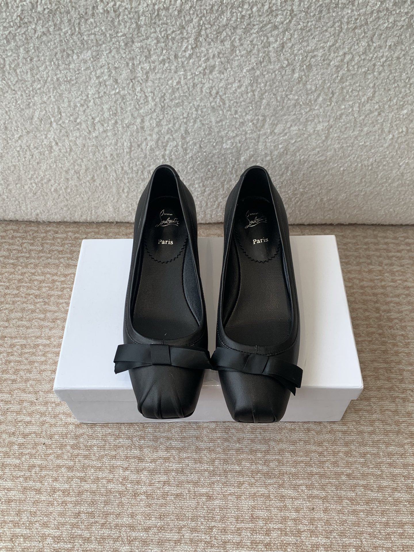 NO:402779,Christian Louboutin Spring and Summer new red-soled shoes. This time, the sisters share a series that is easy to wear at home. The new red-soled shoes in spring and summer are so beautiful that they burst into pieces. This season's design is bold and sexy.  The legs are two meters long on the feet!  It changes the shortcomings of the previous blood sacrifice, it is easy to wear and practical, breathable and versatile!  Upper cowhide/denim, outsole, genuine leather, size 35-40 (40 custom, non-return, single shoes, christian louboutin, cowhide, Leather soles19860909Christian Louboutin 春夏新款红底鞋 姐妹们这次分享的是他家好穿的系列 2025 春夏新款红底鞋实物美到炸裂头 本季设计大胆又性感．上脚直接腿长两米！一改以前血祭的缺点 好穿实穿 透气百搭！ 鞋面牛皮/牛仔布 大底真皮大底 码数35-40（40定制不退换,单鞋,christian louboutin,cowhide,Leather soles,Women's Shoes