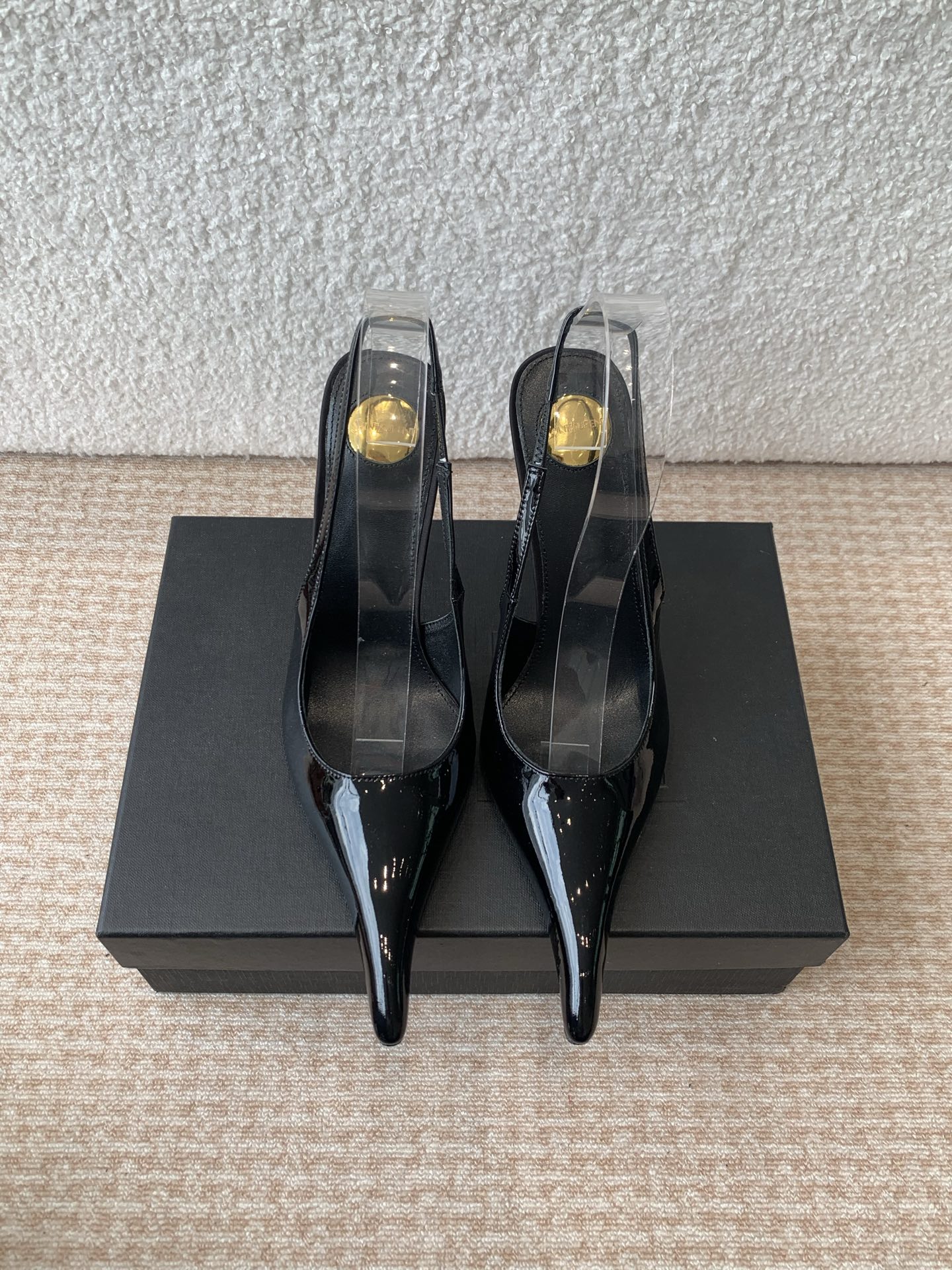 NO:402773,Saint Laurent's Saint Laurent's super pointed-toe high heels. The catwalk style shows the beautiful penal saw to the fullest. Sister's beautiful beauty high heels. It's Saint Laurent again. Rose's same high heels are very good at modifying the foot shape. Luxury metal chains. SLP has been working hard in high heels. In recent years, we have become more and more familiar with women. Design impressions ysl beautiful high heels. Upper patent leather sole genuine leather soles. Size 35-40 (40 custom-made, no return or replacement), high heels, sandals, loro piano, saint laurent, saint laurent, saint laurent, saint laurent, saint laurent, sandals, high heels, Leather soles19860909Saint Laurent圣罗兰走秀款超尖头高跟单鞋 走秀款 把美丽刑锯表现的淋漓尽致 姐姐的美丽尤物高跟鞋 又是人间圣罗兰 Rose同款的高跟鞋化很好修饰脚型,奢华金属链 这几年SLP是在高跟鞋越来越懂女人了朝摒奔了设计印象ysl绝美高跟鞋 鞋面漆皮 鞋底真皮大底 尺码35-40（40定制不退不换),高跟鞋凉鞋,loro piana,saint laurent,saint laurent,saint laurent,sandals,high heels,Leather soles,Women's Shoes