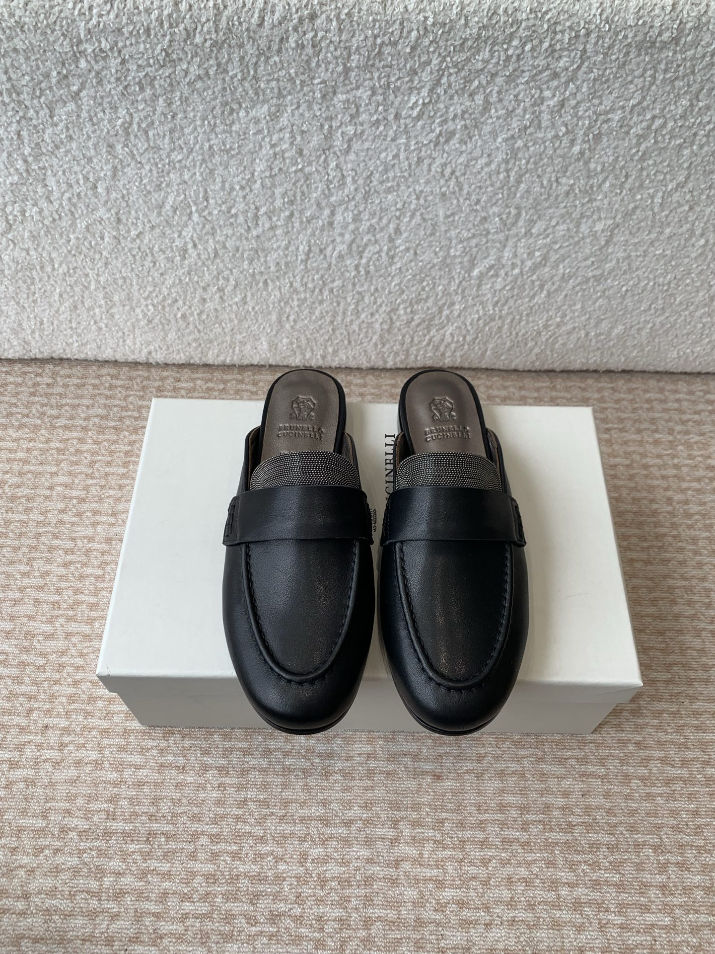 NO:402807,Brunello Cucinelli new slippers, new spring and summer style!  I don't like that brand!  Bead chain design at a glance BC!  Not bad on the street!  It's easy to wear and match!  Trendy and stylish!  bc is very tasteful!  It’s also good to wear with a pair of socks, and it looks great to wear with jeans!  As one of the most popular brands for women, every one of the products they really come out is so loveable that it is an indispensable item for girls’ shoe cabinets. BC is a well-known Italian brand, with minimalist style, purely handmade tandem bead chain accessories!  Retro and high-end!  Simple and elegant, very pleasing style!  The King of Advanced and All-Match, No Resistance at all!  Very good and comfortable feet!  It looks ordinary, thin and handsome in dressing!  No limit to any occasion, daily work, fashionable and capable!  No matter how you match the skirts and trousers, they are all very versatile!  Super attractive!  Fabric high mercerized beef wool, inner lining original Italian custom metal sheepskin inner lining, metal sheepskin footrest. Large bottom original mold opening large bottom, extremely comfortable and light accessories original mold opening custom bead chain, luxury level is no different from clothing. Size#35-42 (40 41 42 custom made without return or exchange), semi-drag, brunello cucinelli, slippers, skirts, jeans, sheepskin, socks19860909Brunello Cucinelli 新款拖鞋,春夏新款！ 又不喜欢那个牌子的来！珠链设计一眼bc！不烂大街！好穿好搭！时髦有型！ bc很有品味！配上一双袜子穿也很不错,搭配牛仔裤穿也好看！ 作为女性最爱的品牌之一,真的出的每一款都让人爱不释手,女生鞋柜必不可少的单品 BC是意大利知名品牌,极简主义风格,纯手工串联珠链配饰！复古又高级！简约又大气,属于非常耐看的款式！ 高级百搭之王,完全没有抵抗力！脚感很好很舒服！看起来平平无奇,穿起来又瘦又帅！ 不局限任何场合,日常工作、时尚又干练！不管搭配 裙装、裤装、都非常百搭！超级耐看！ 面料高丝光牛反毛 内里原版意大利定制金属羊皮内里,金属羊皮垫脚. 大底原版开模大底,舒适度极高轻盈配饰原版开模定制珠链,奢侈程度和服装无区别. Size#35-42（40 41 42订做不退换）,半拖,brunello cucinelli,slippers,skirts,jeans,sheepskin,socks,Women's Shoes